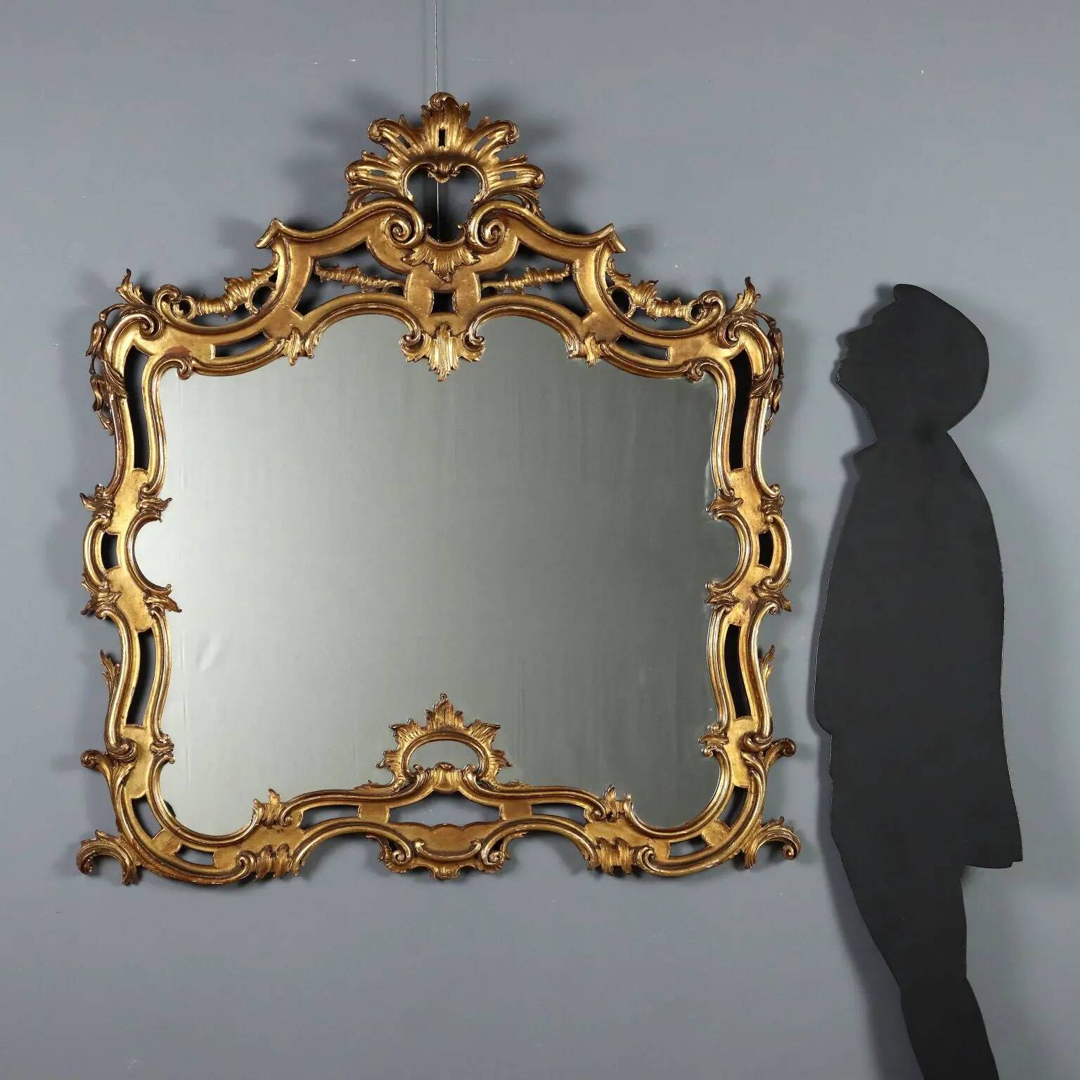Miroir ancien en bois sculpté et doré, Italie, début XXe siècle