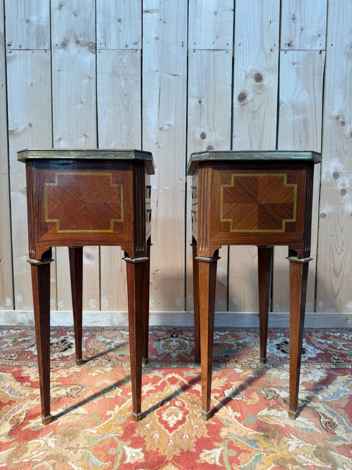 Paire de tables de chevet Style Louis XVI – Maison Gouffé – Marqueterie & Marbre