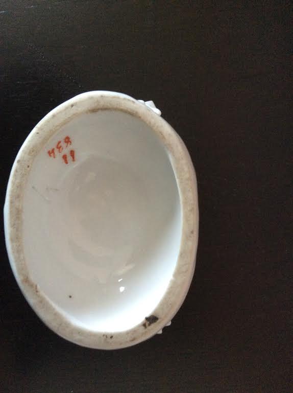 Porcelain vase with 2 soliflores