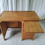 Expandable child desk