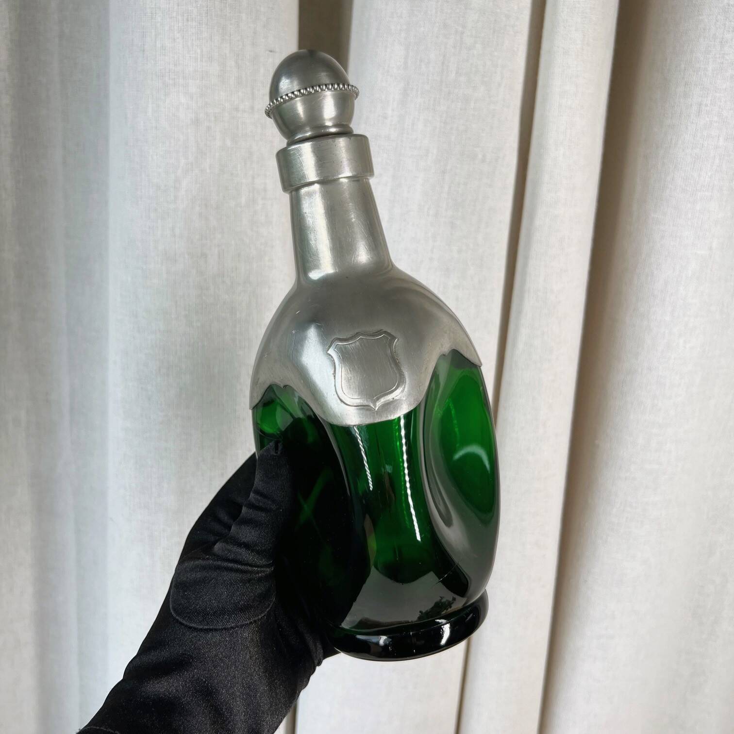 Carafe ou flacon en verre vert et étain