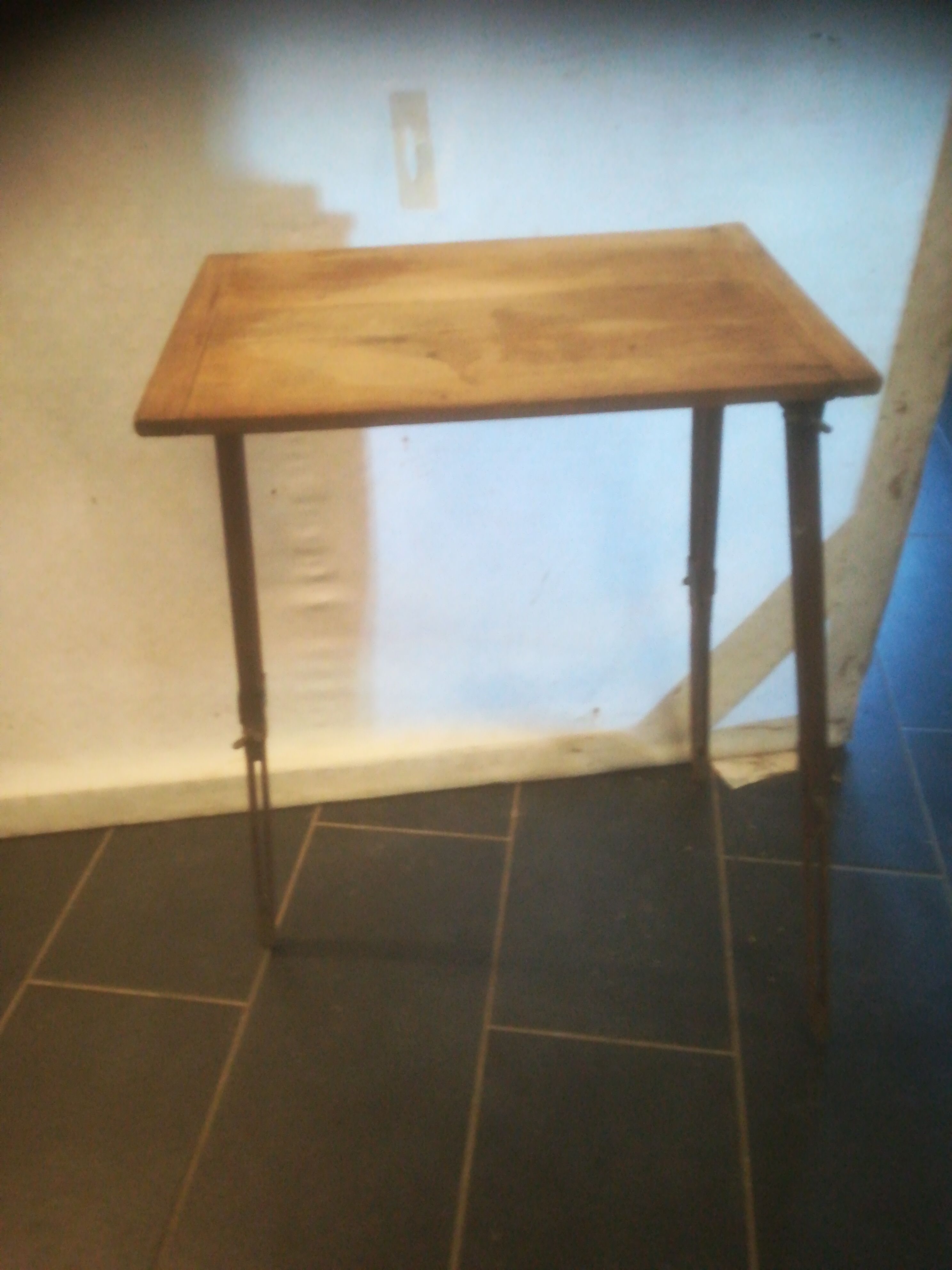 Adjustable drawing table