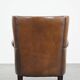 Fauteuil en cuir de mouton avec finition clous décoratifs