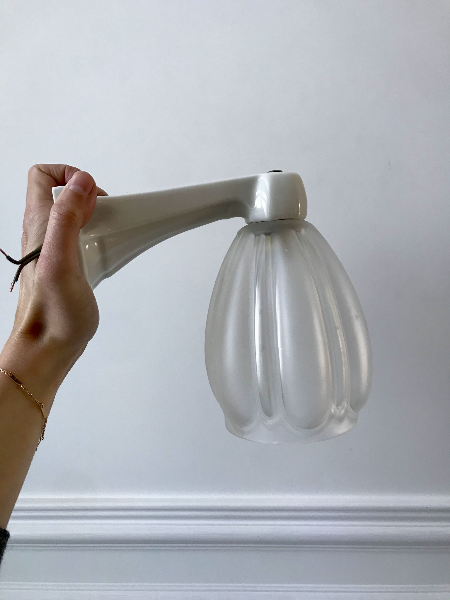Art Deco wall lamp in molded glass and porcelain 30s