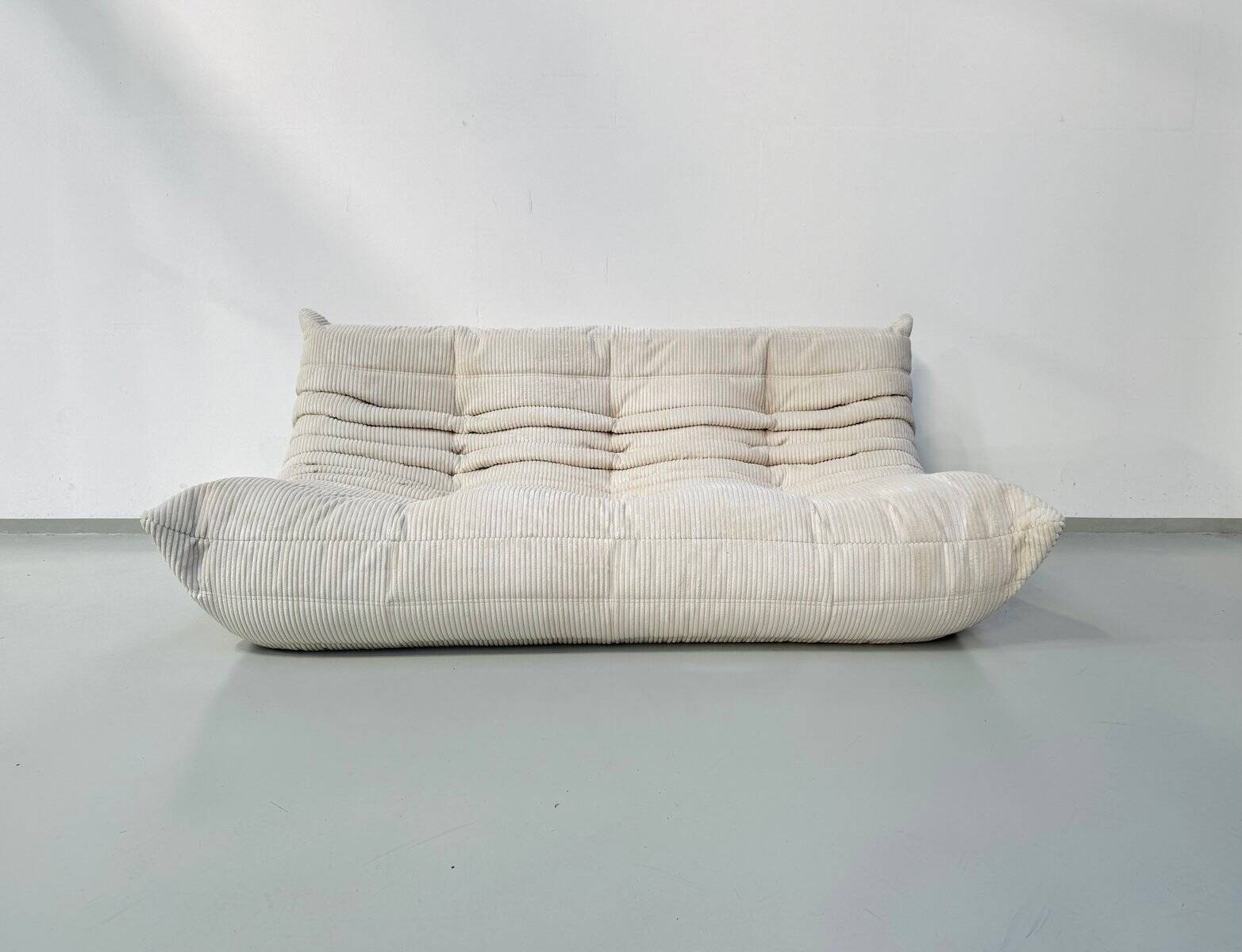 Canapé 3 places en velours côtelé blanc cassé attribué à Michel Ducaroy pour Ligne Roset, années 1970.