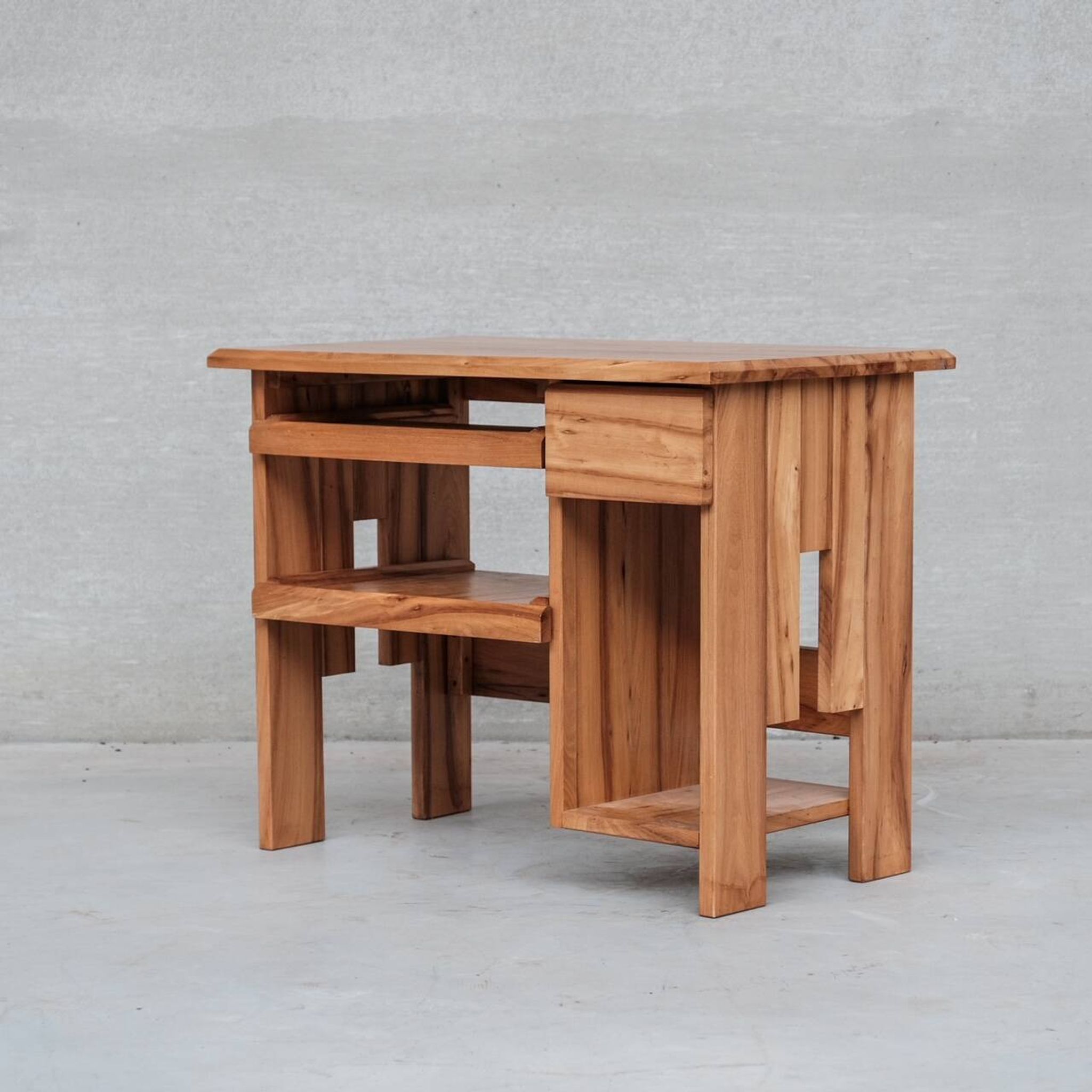 Petit bureau français du milieu du siècle en bois