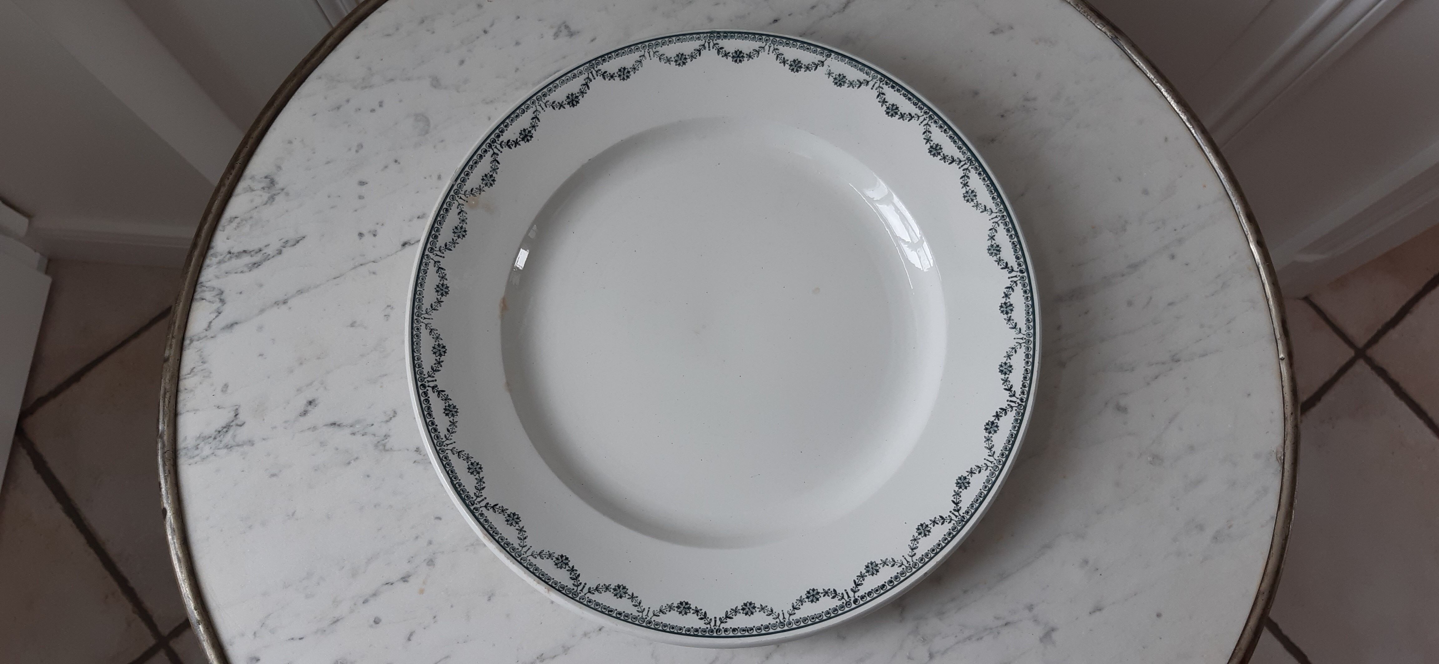 Round dish Saint amand, early XXth