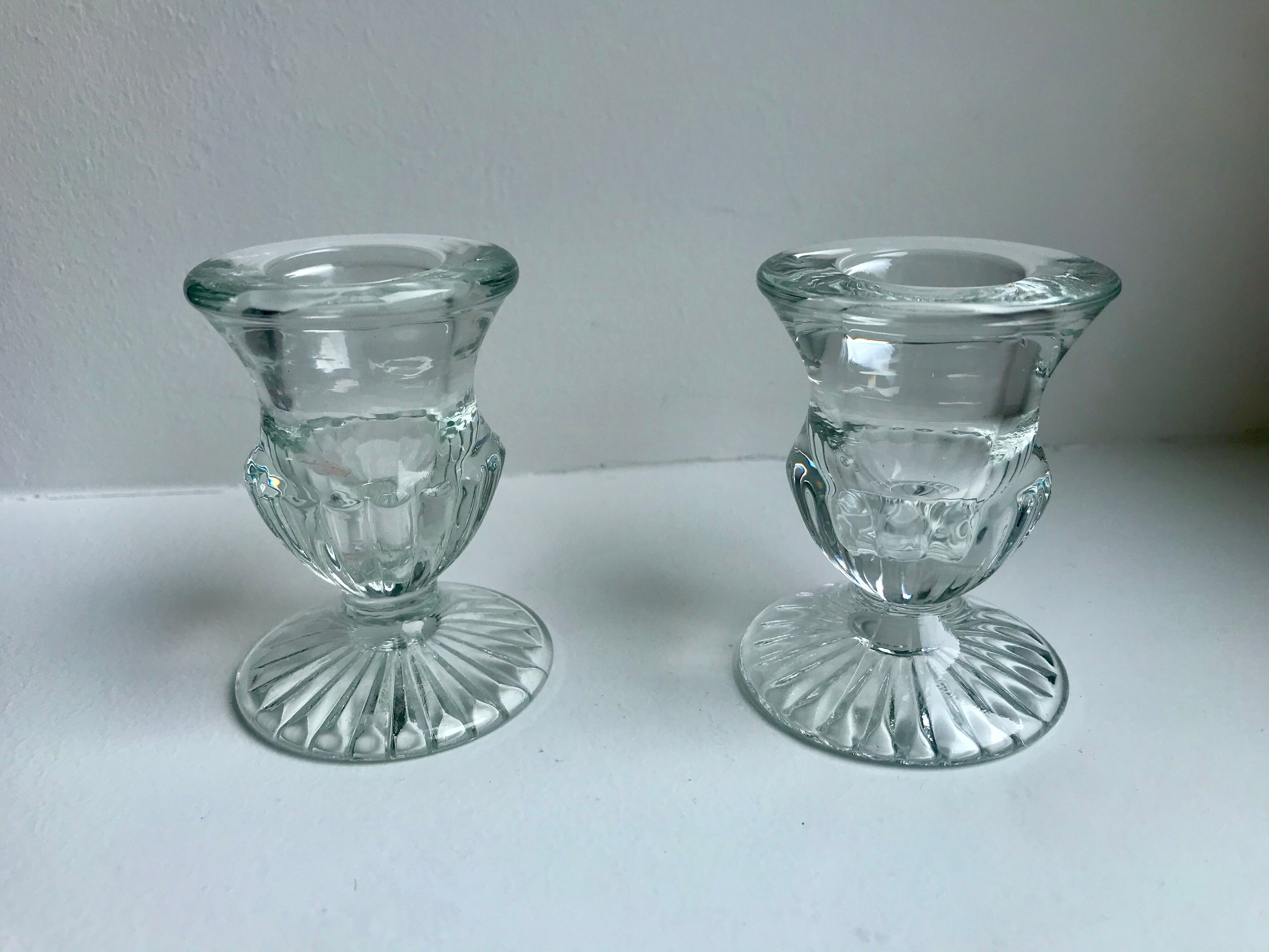 Paire de bougeoirs en verre moulé années 50-60