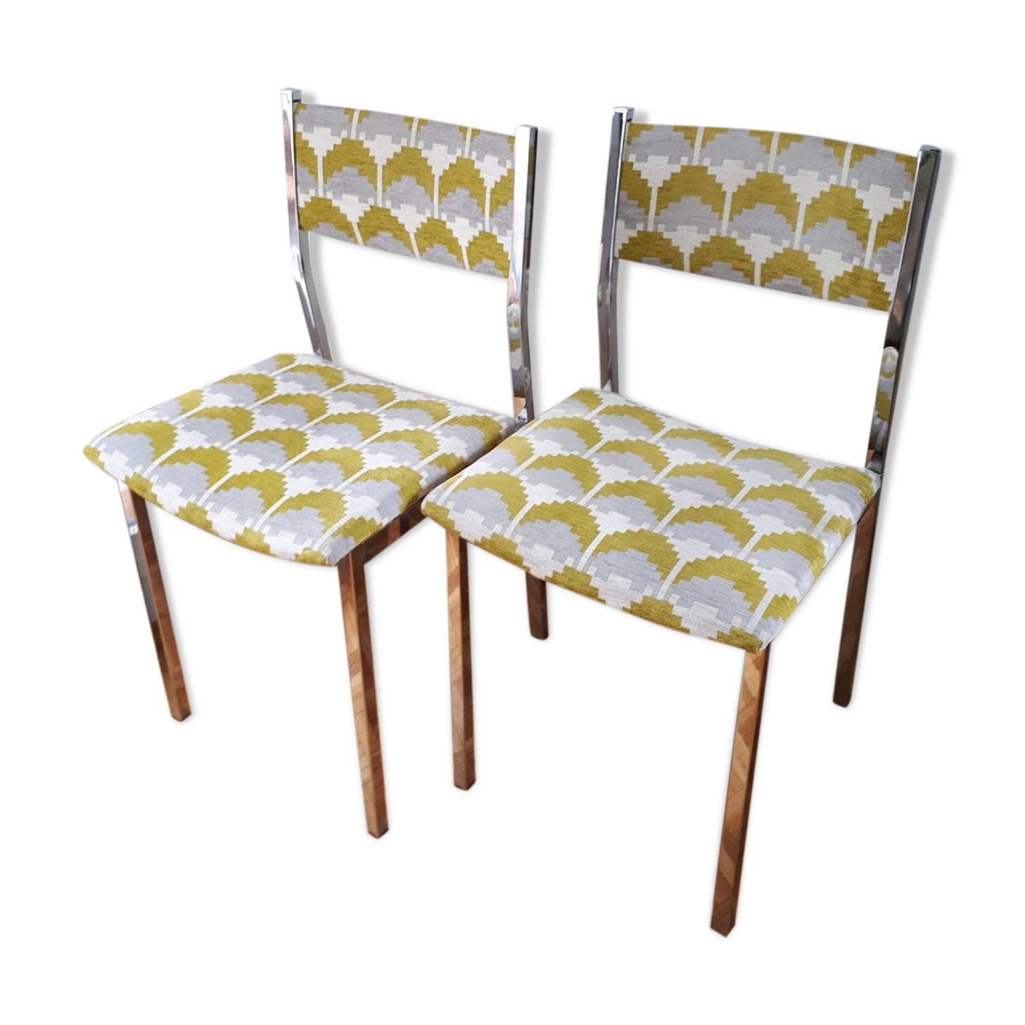 Lot of 2 metal chairs