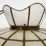 grande suspension, lustre en nacre et laiton, vintage, luminaire ancien. Années 70