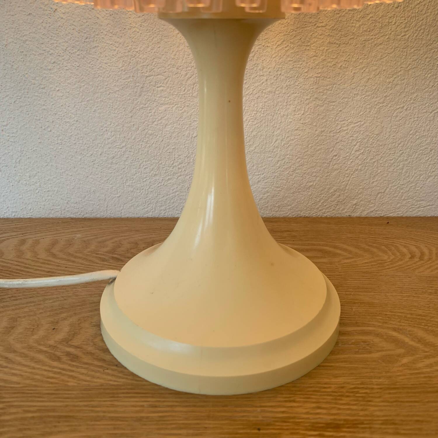 ▪️50s Pop and Modern Plastic Lamp Pink Globe and Cream Base Brand ME