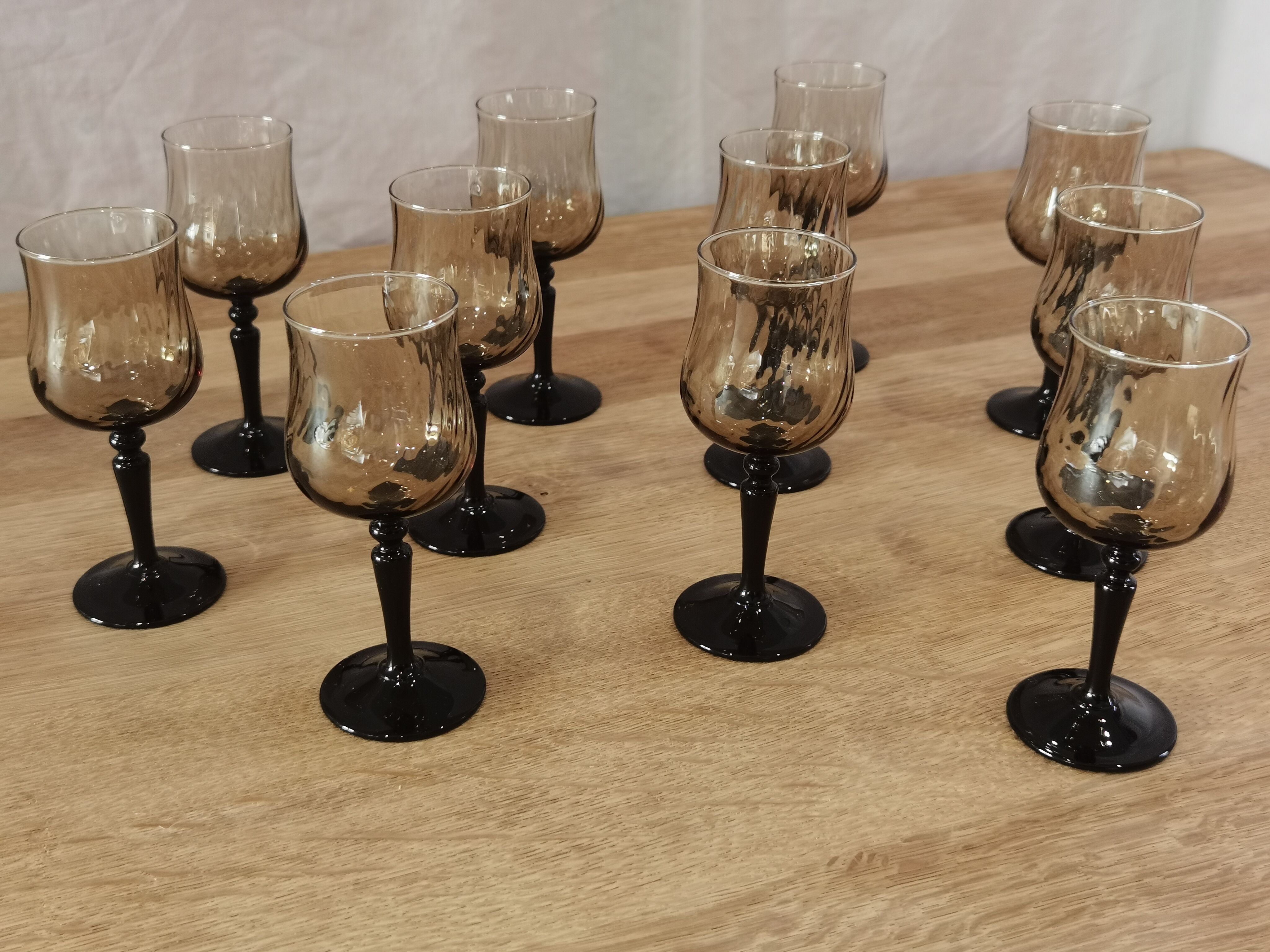 11 verres apéritifs torsadé fumé à pieds noir Arcoroc