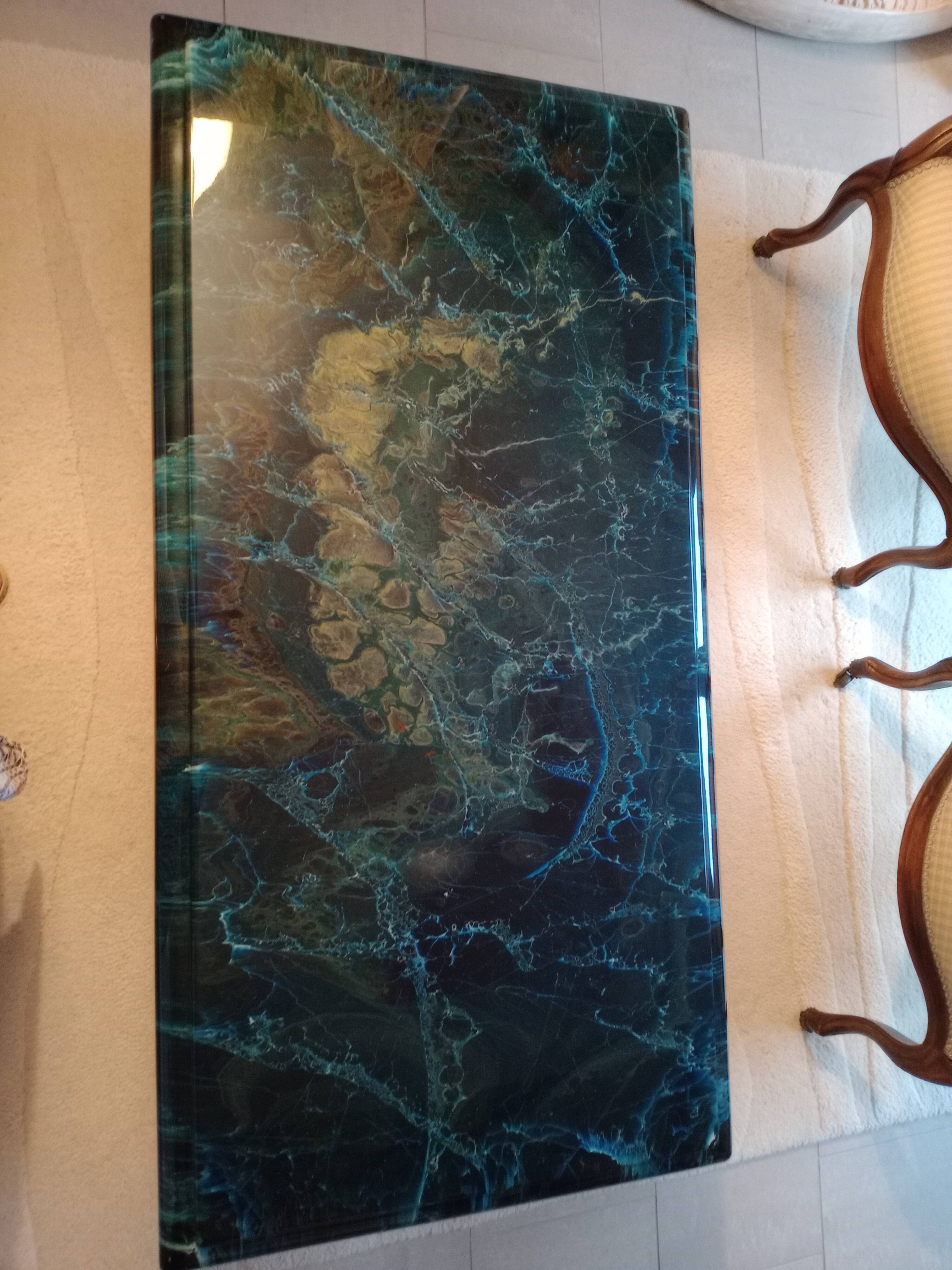 Table basse en laque façon marbre bleu à reflets verts