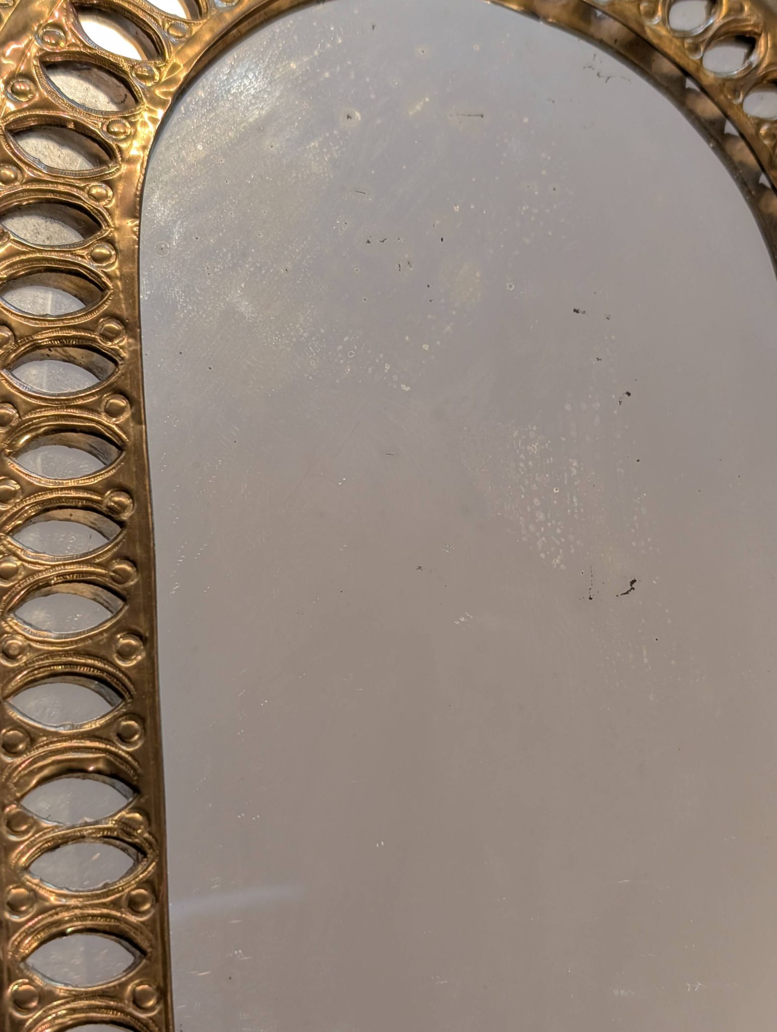 Antique gilded mirror with carved decoration – Ethnic/baroque style