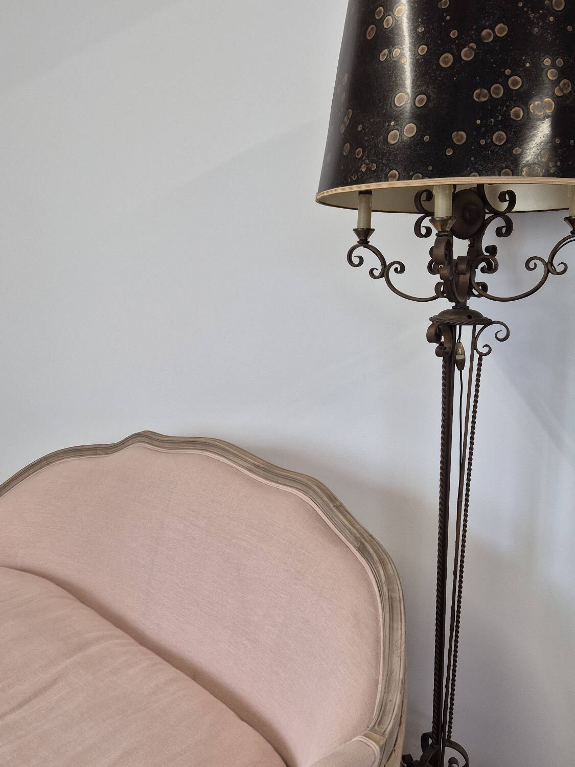 Louis XV style bench sofa in pink fabric and burlap