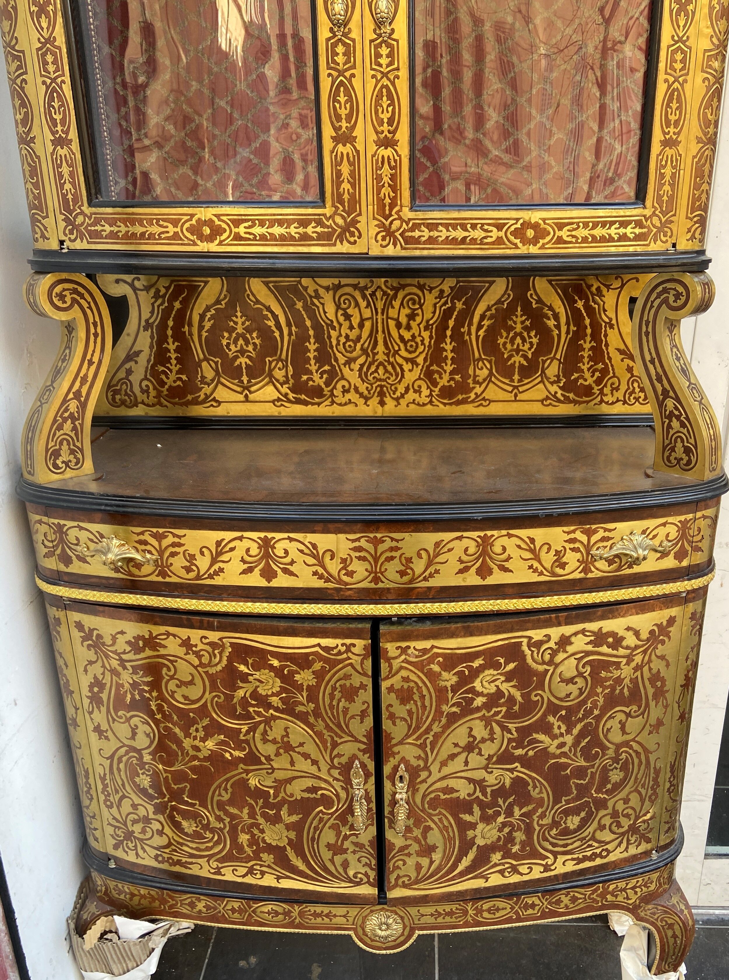 Ball-shaped display case