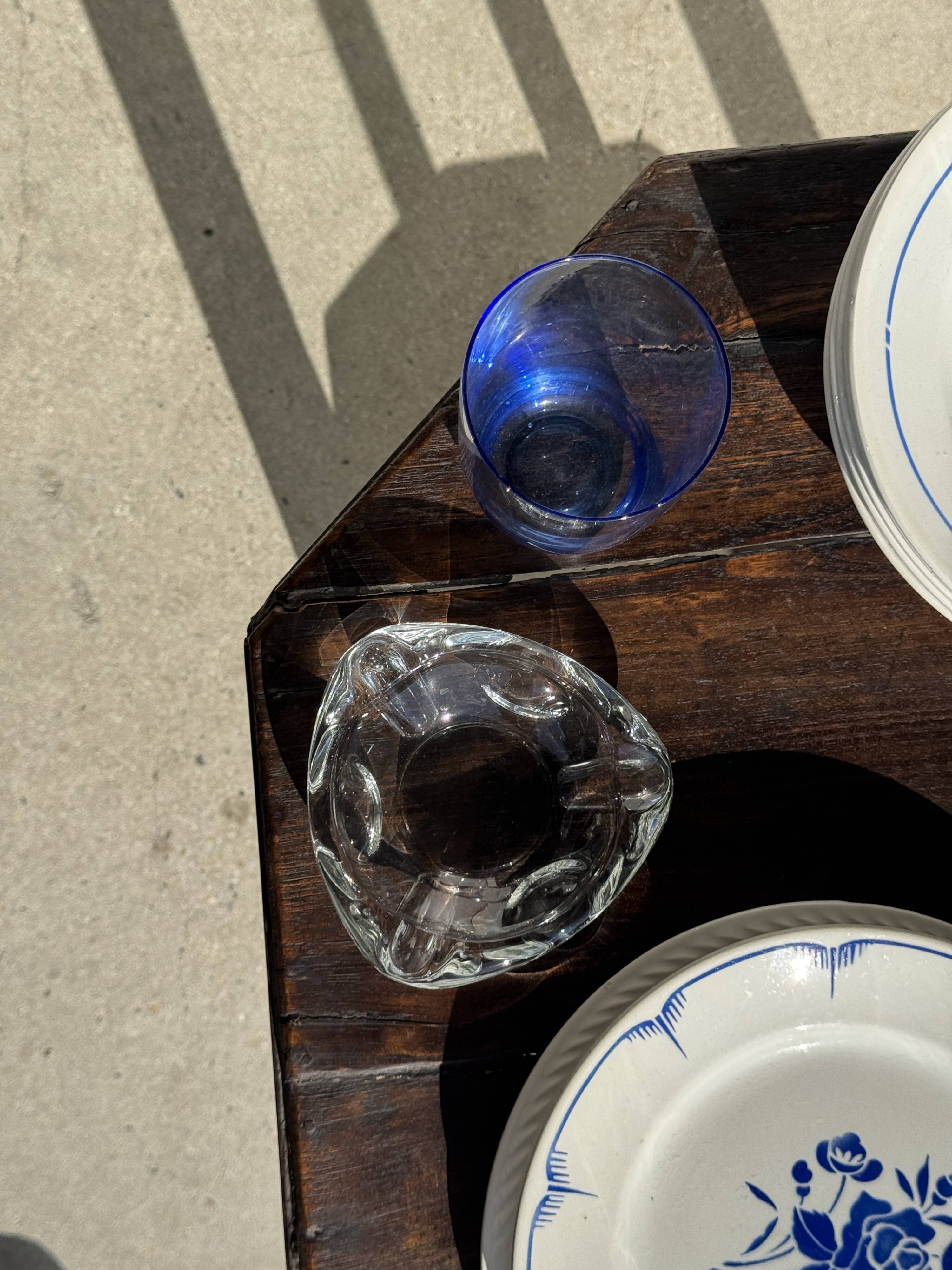 Set of 14 triangular glass ashtrays D13