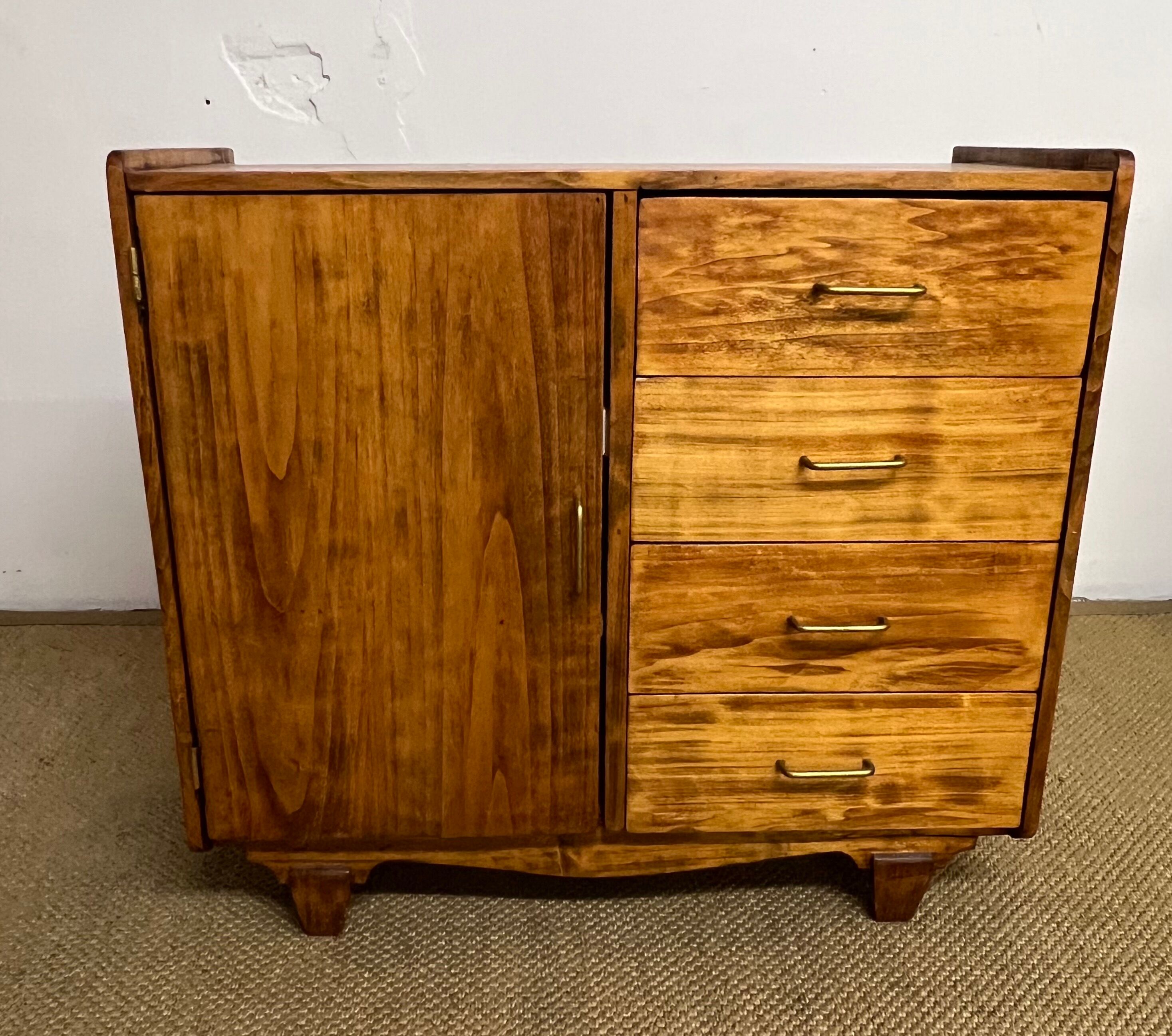 Small storage cabinet / chest of drawers