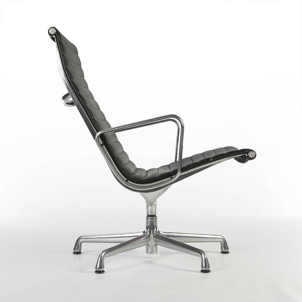 Chaise longue noire en aluminium Herman Miller Original Eames EA316 « Ribbed »