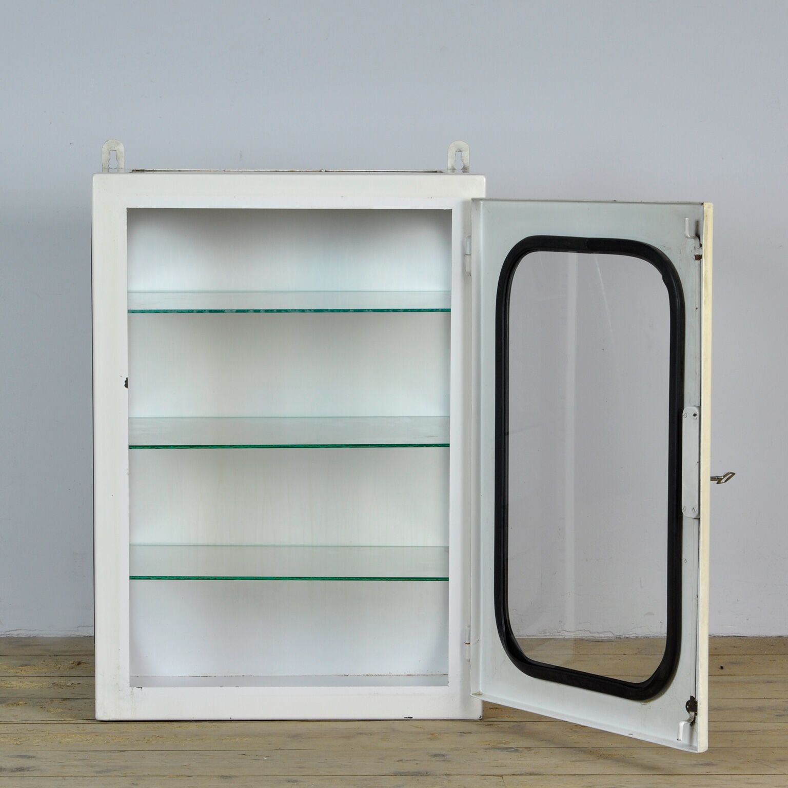 Armoire à pharmacie d’hôpital vintage années 1970