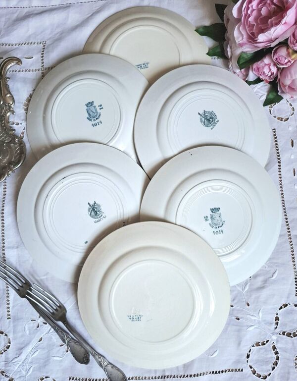 Assiettes plates anciennes dépareillées en terre de fer accompagnées d