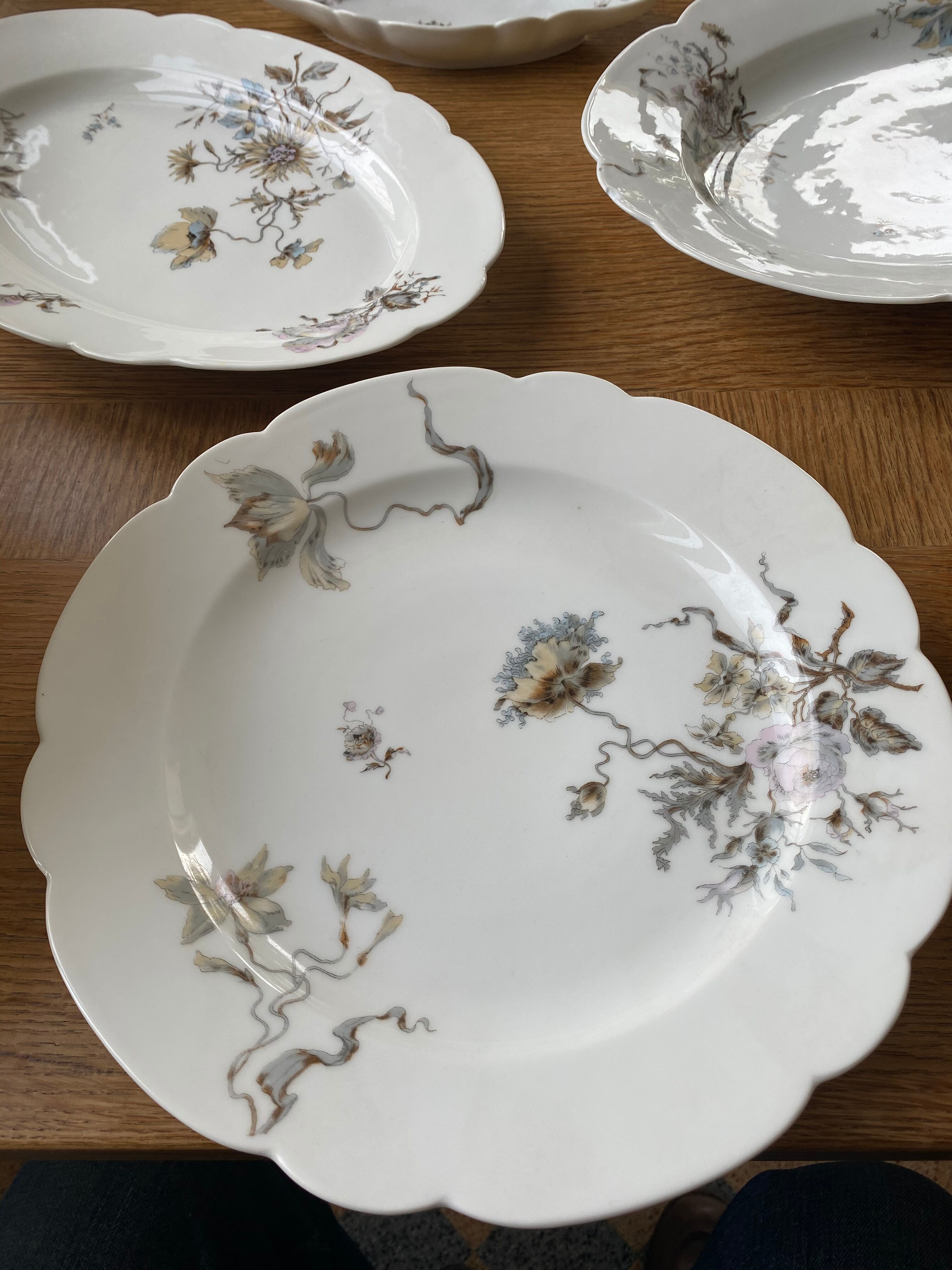 Porcelain crockery service