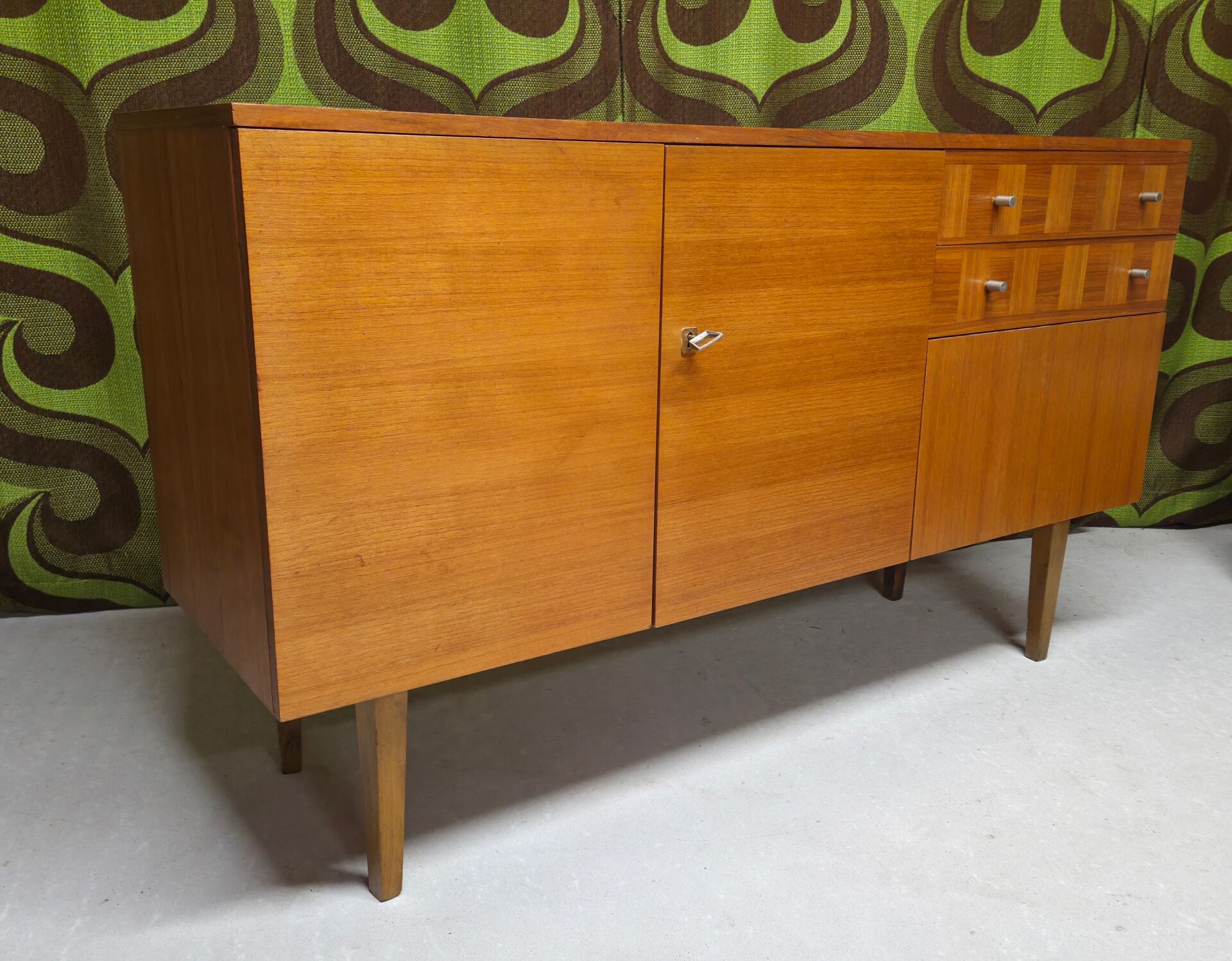 Vintage enfilade in teak veneer from the 60s/70s.