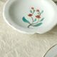 Tableware set in earthenware with floral decoration.