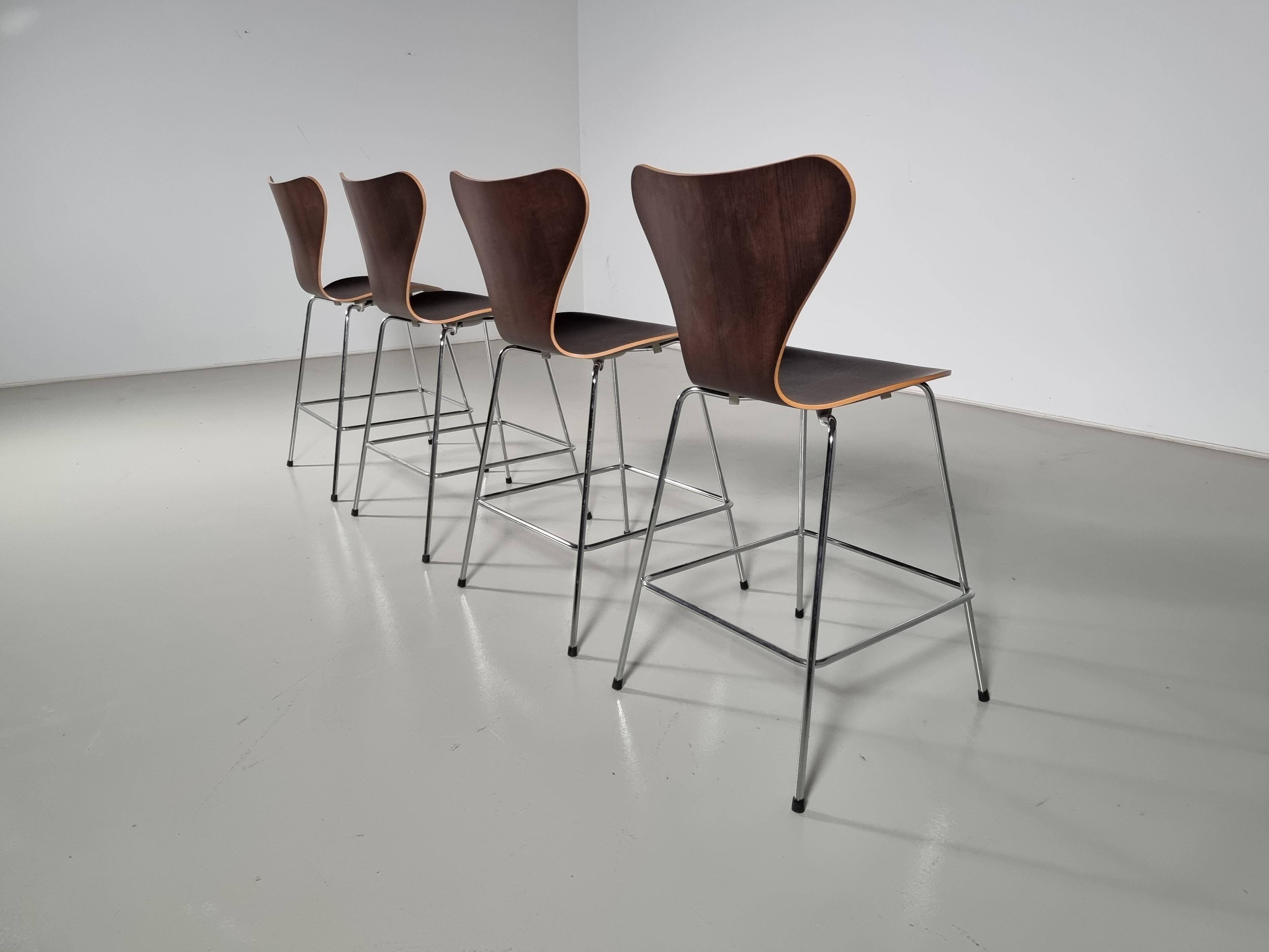 Set of 4 brown oak plywood bar stools by Fritz Hansen Series 7 by Arne Jacobsen.