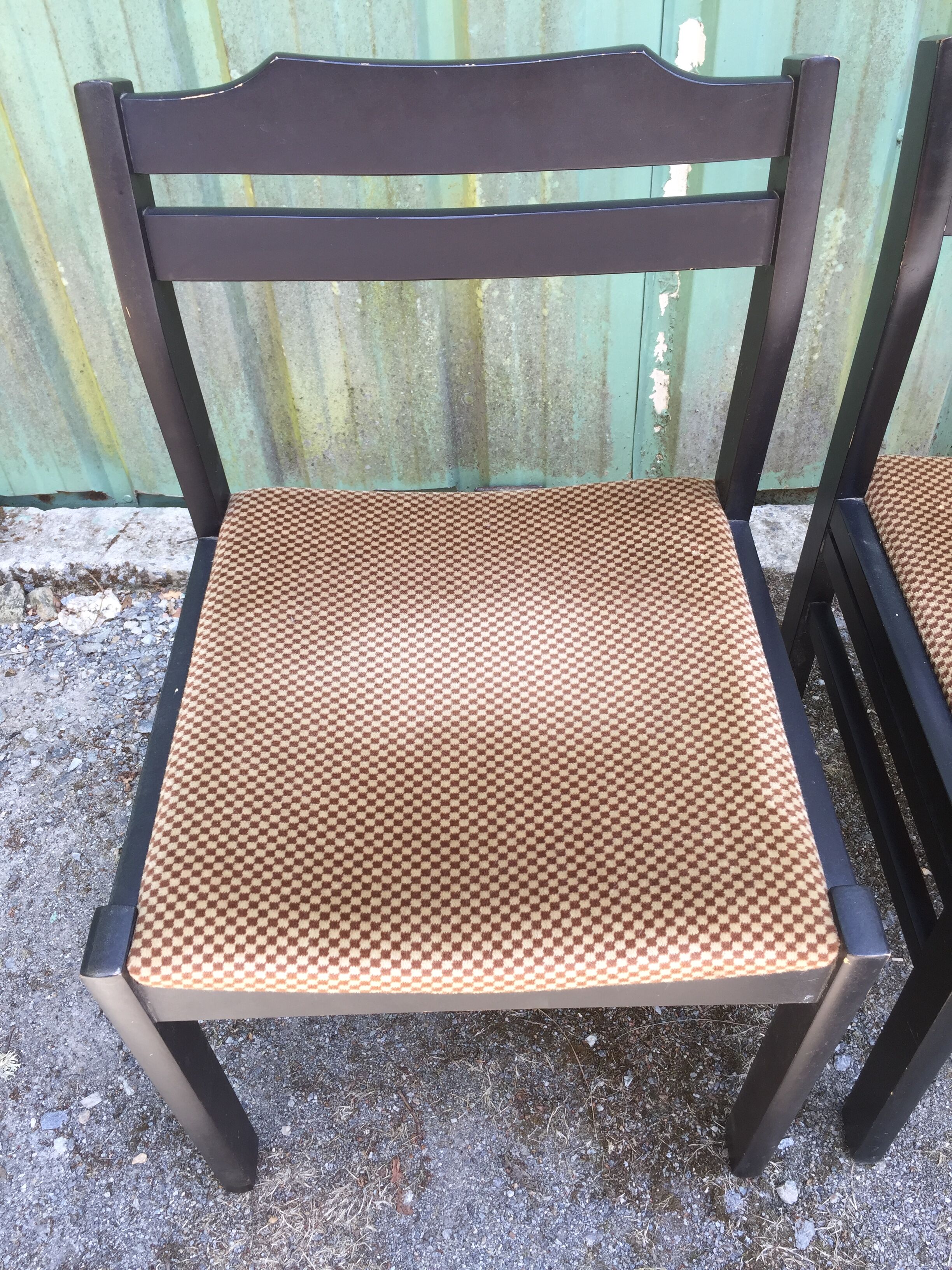 Chaises en hêtre laquées noir à assises en tissu or a petits carreaux