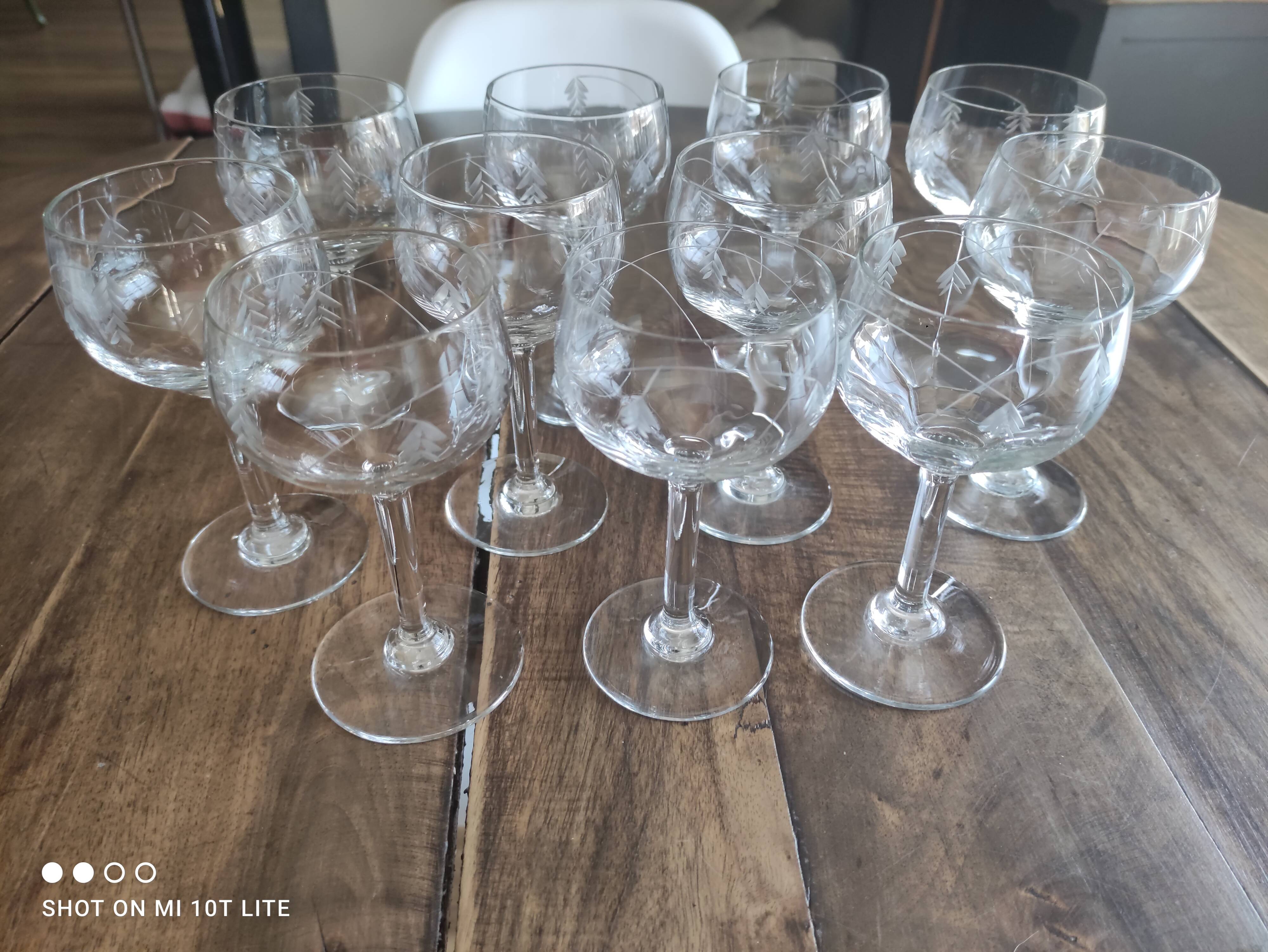 Lot de 11 verres à vin blanc ancien en verre ciselé