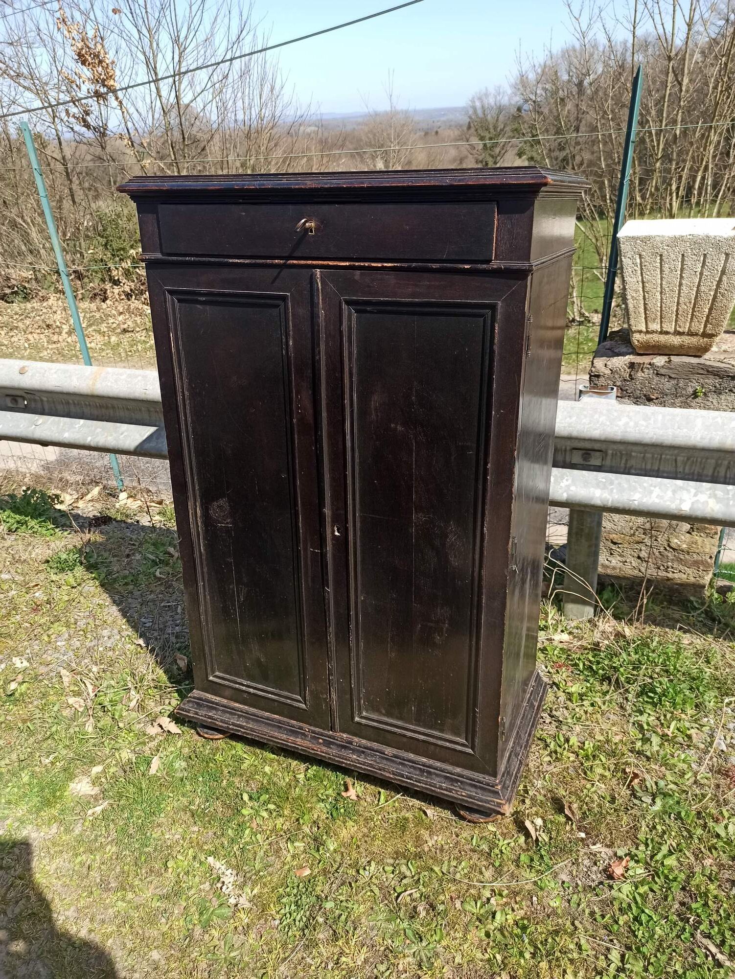 Sideboard 2 doors 1 drawers in blackened wooden support height