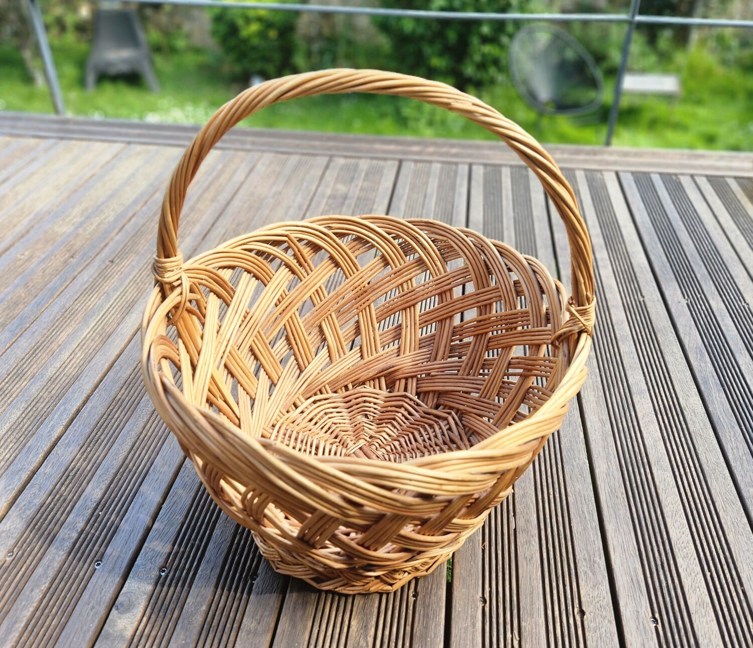 Round wicker basket