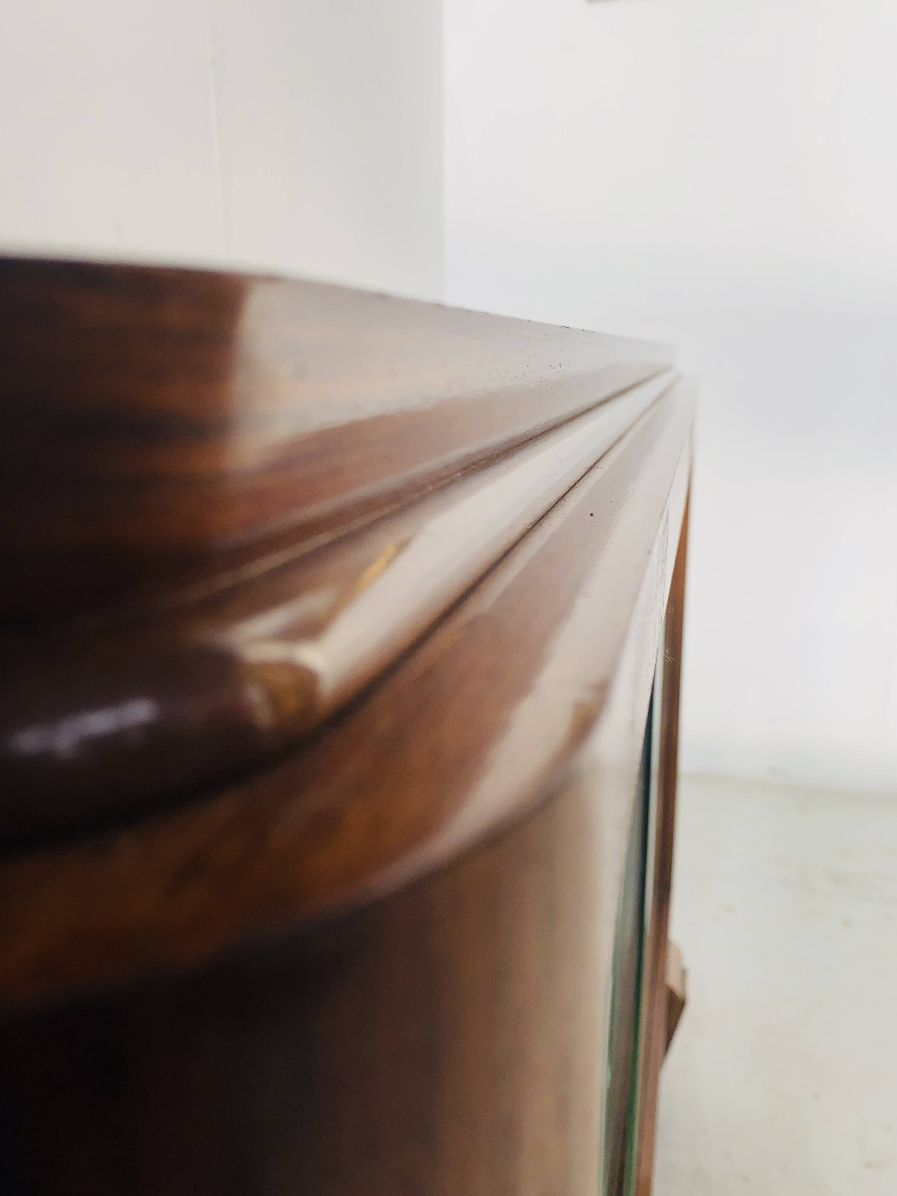 Art Deco display case in mahogany and veneer, 20th century