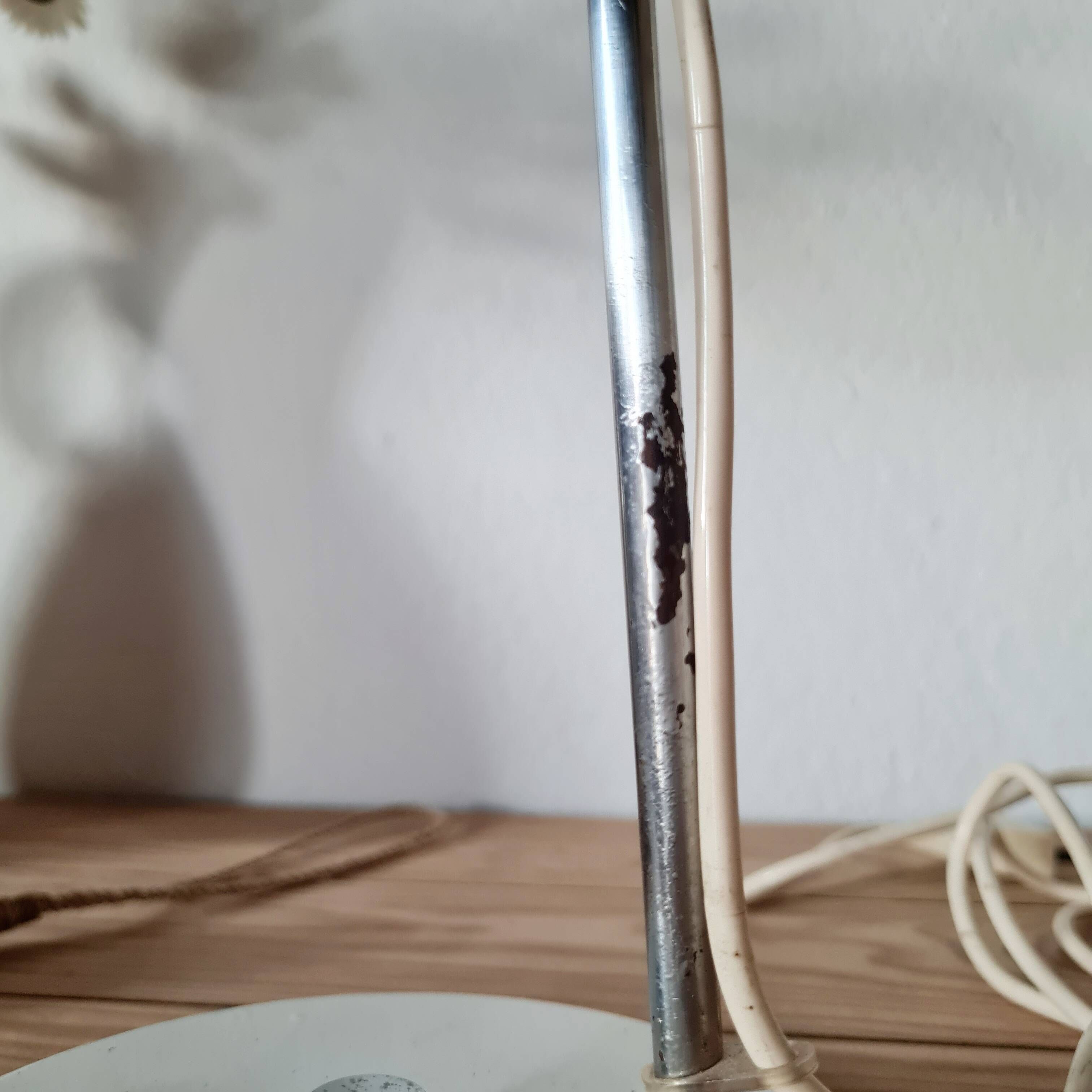 Small vintage Space Age desk lamp in white metal, 1970s design.