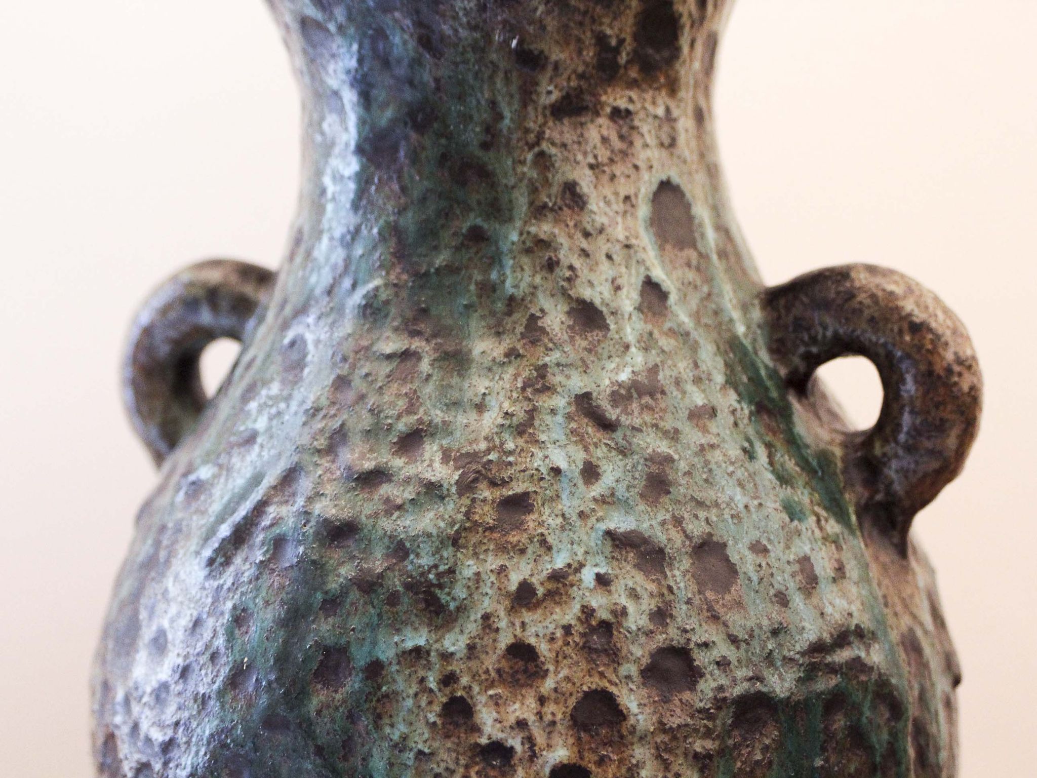 Vase à oreilles en céramique d'Accolay