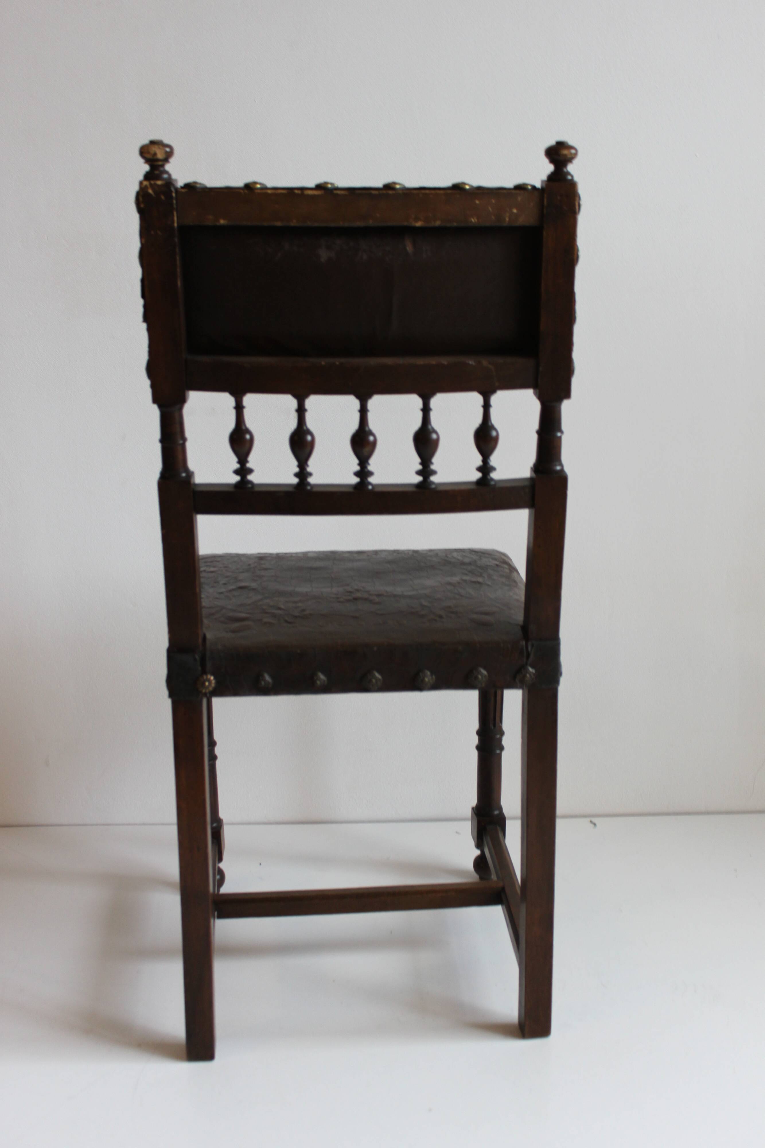 Ensemble de 3 chaises Renaissance en chêne et cuir gaufré, 19ème siècle, Belgique