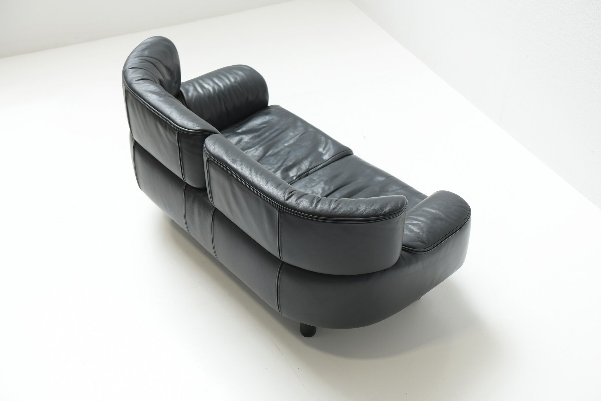 Bull sofa in grey leather by Gianfranco Frattini for Cassina 1987