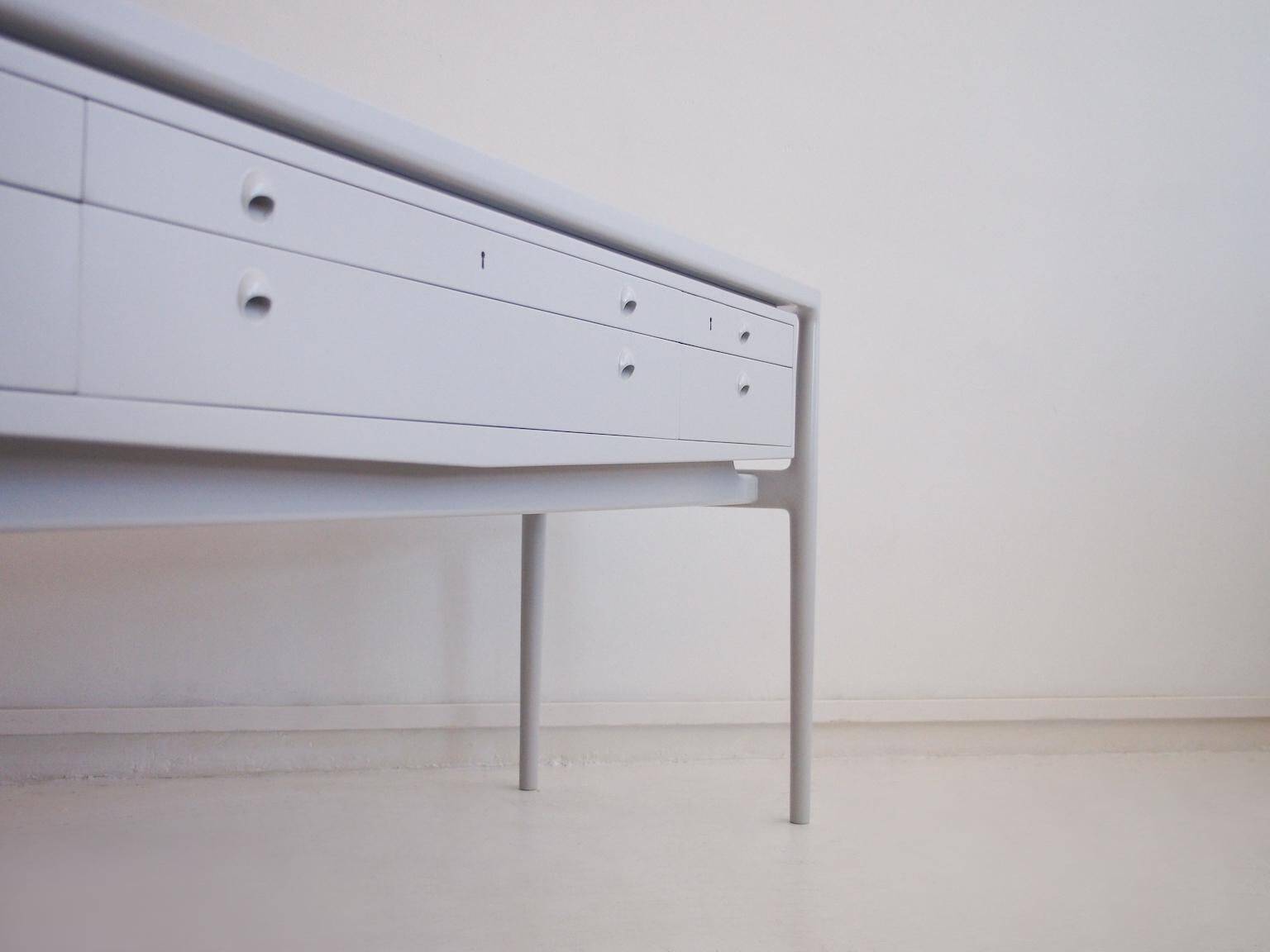 Helge Vestergaard-Jensen - Painted wooden enfilade in light grey