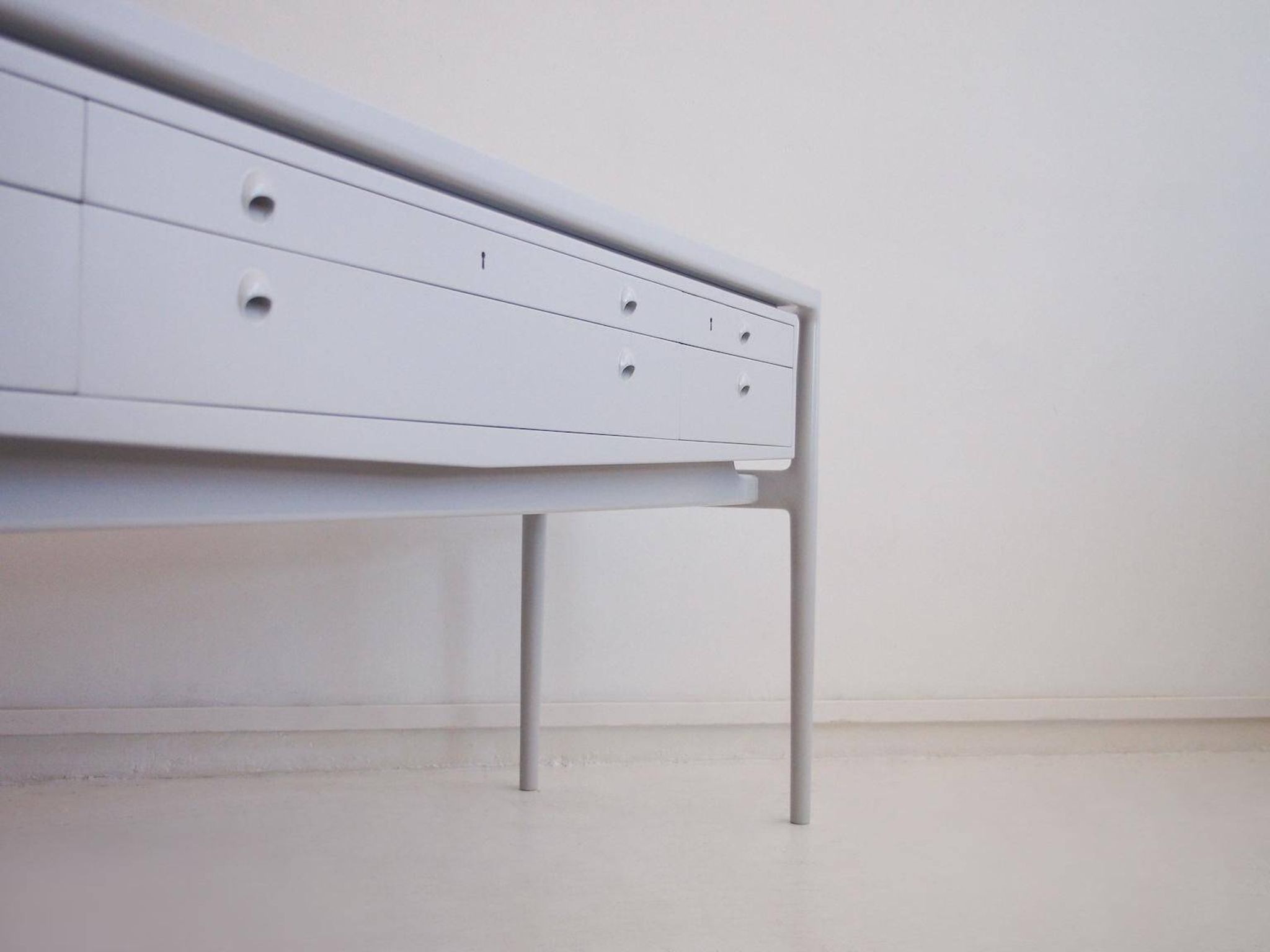 Enfilade en bois peint en gris clair, Helge Vestergaard-Jensen