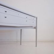 Enfilade en bois peint en gris clair, Helge Vestergaard-Jensen