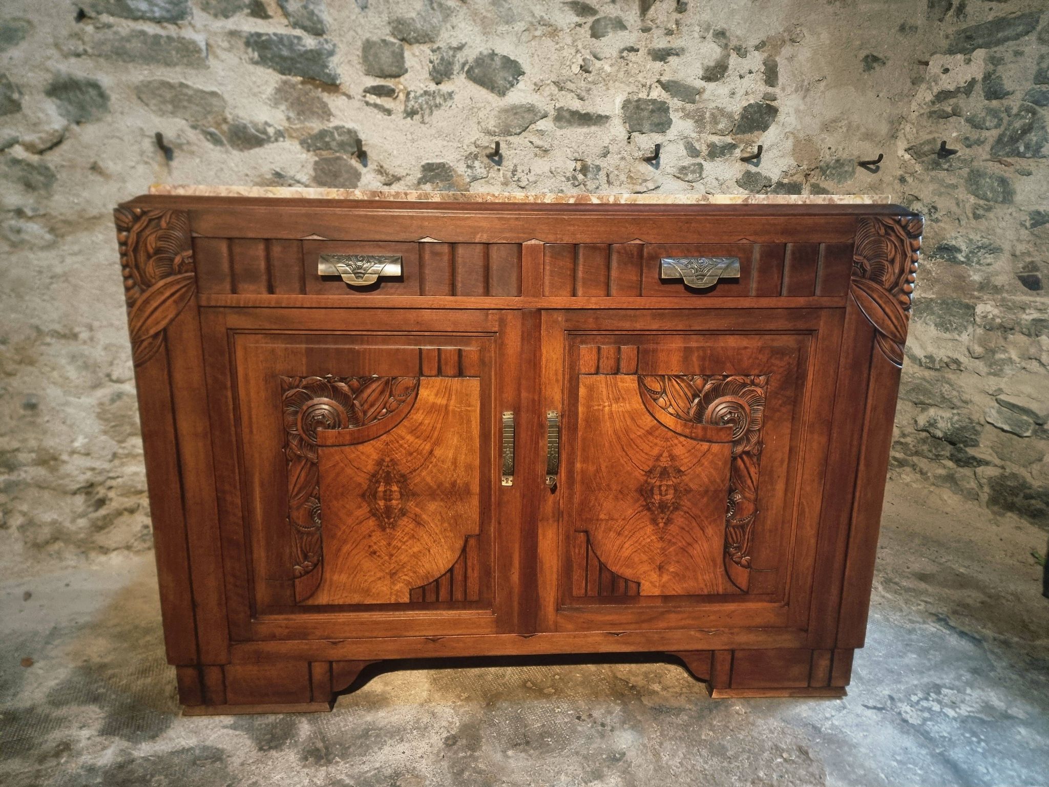 Buffet art déco français en noyer avec plateau en marbre (années 1930)