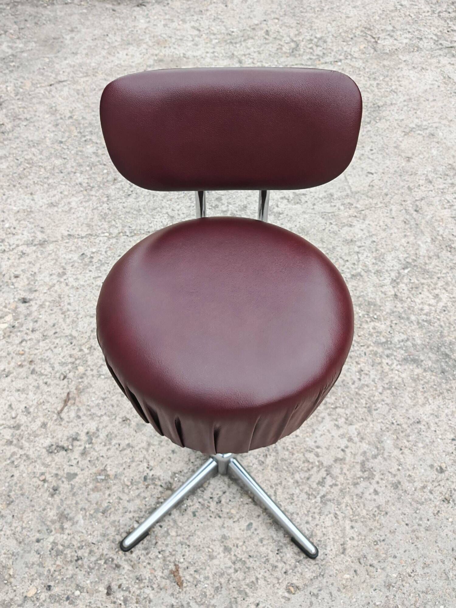 Set of 4 Mid Century Modern swivel chairs in tubular steel and leather.