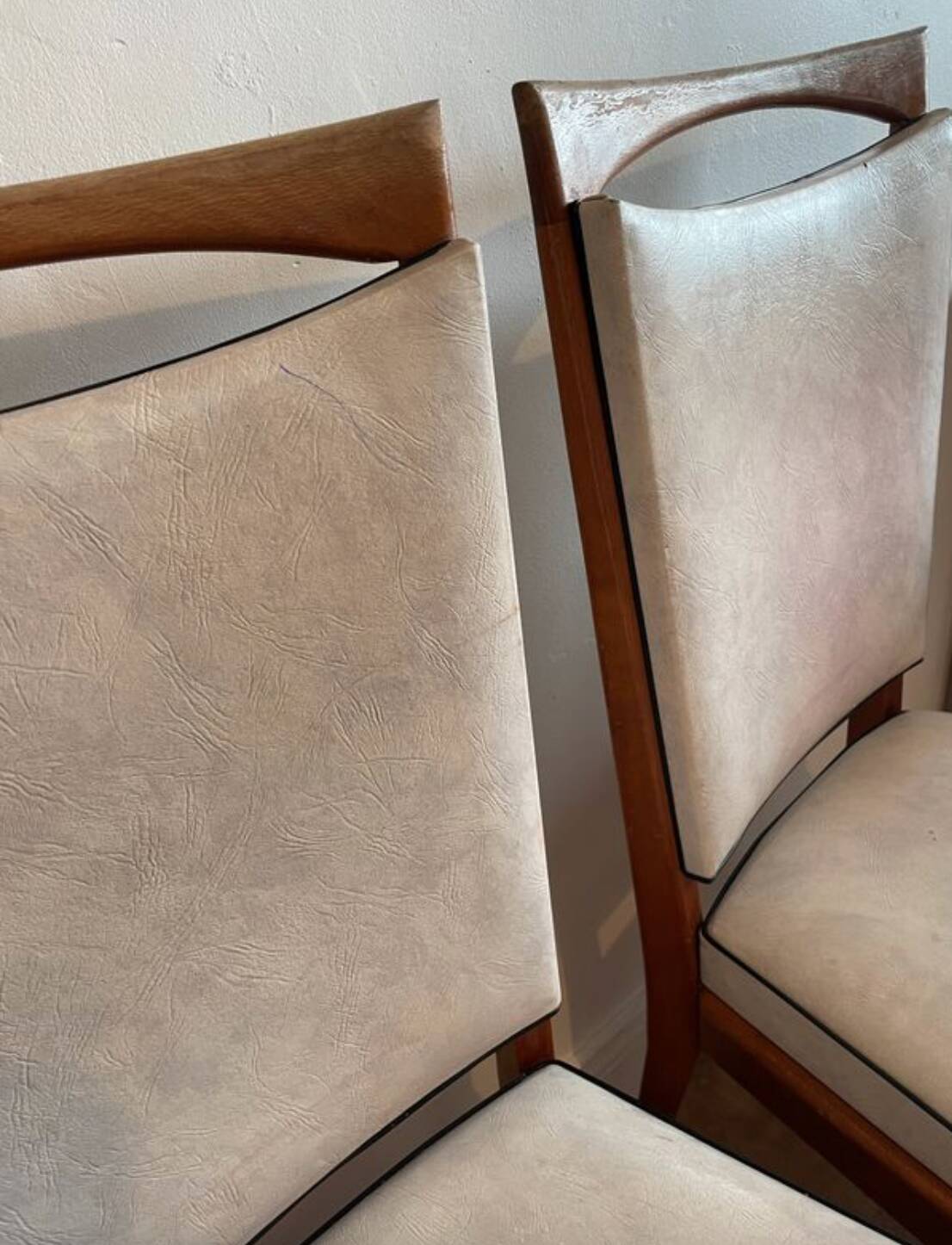 Lot de deux chaises années 50 skai