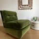 Chauffeuse basse vintage en velours vert