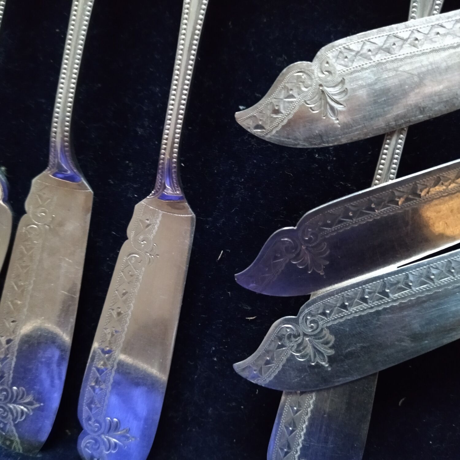 Box 12 cutlery with silver metal fish