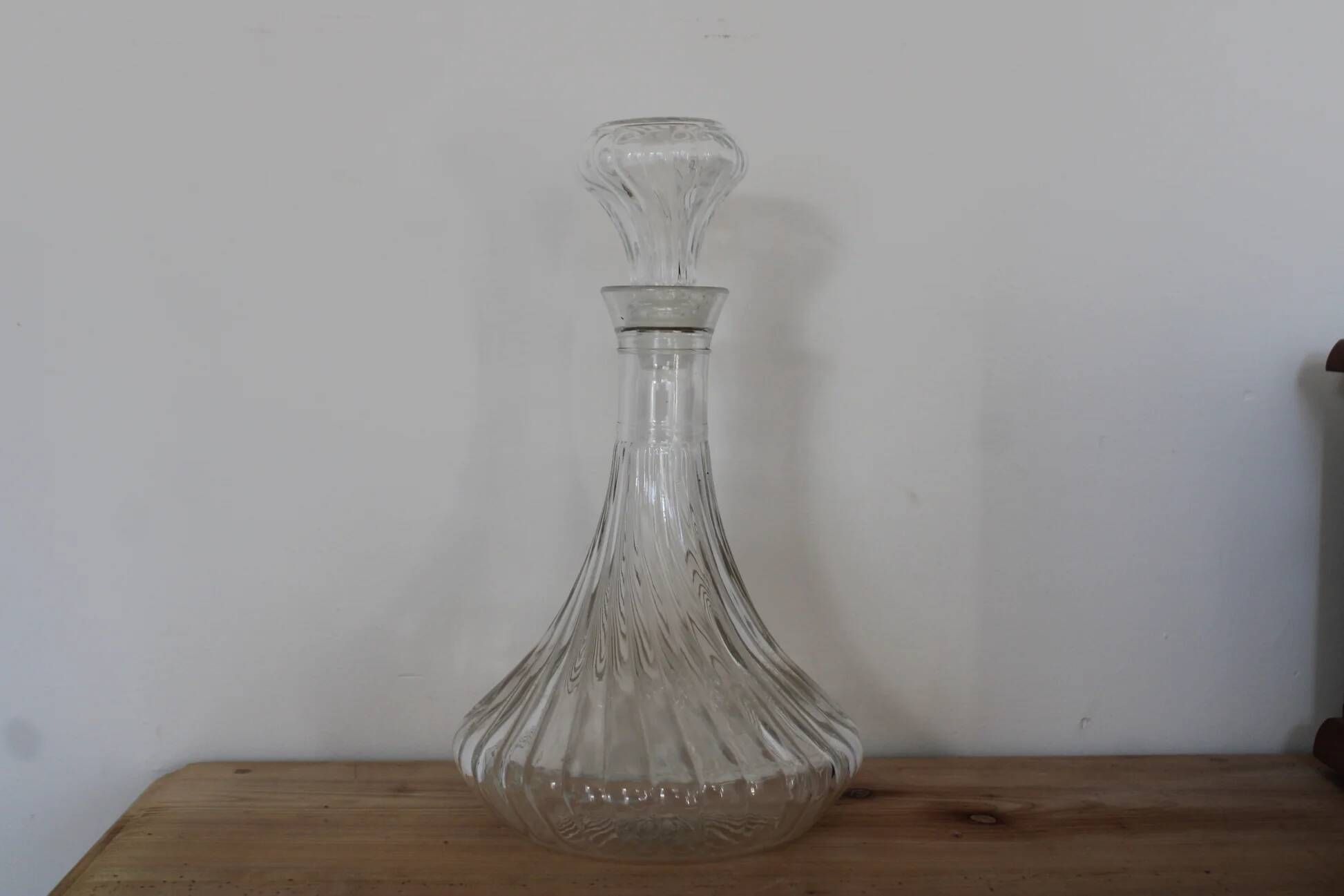 Vintage twisted glass carafe with stopper – H 31 cm