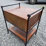 Table de chevet vintage en chêne massif et fer forgé