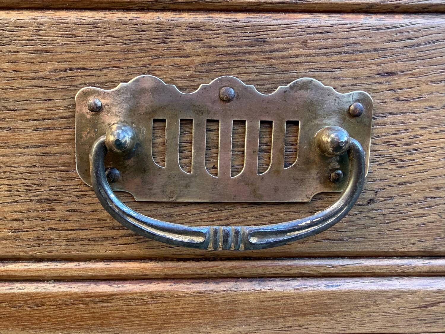 Armoire parisienne d’hôtel miroirs biseauté chêne brut 1920