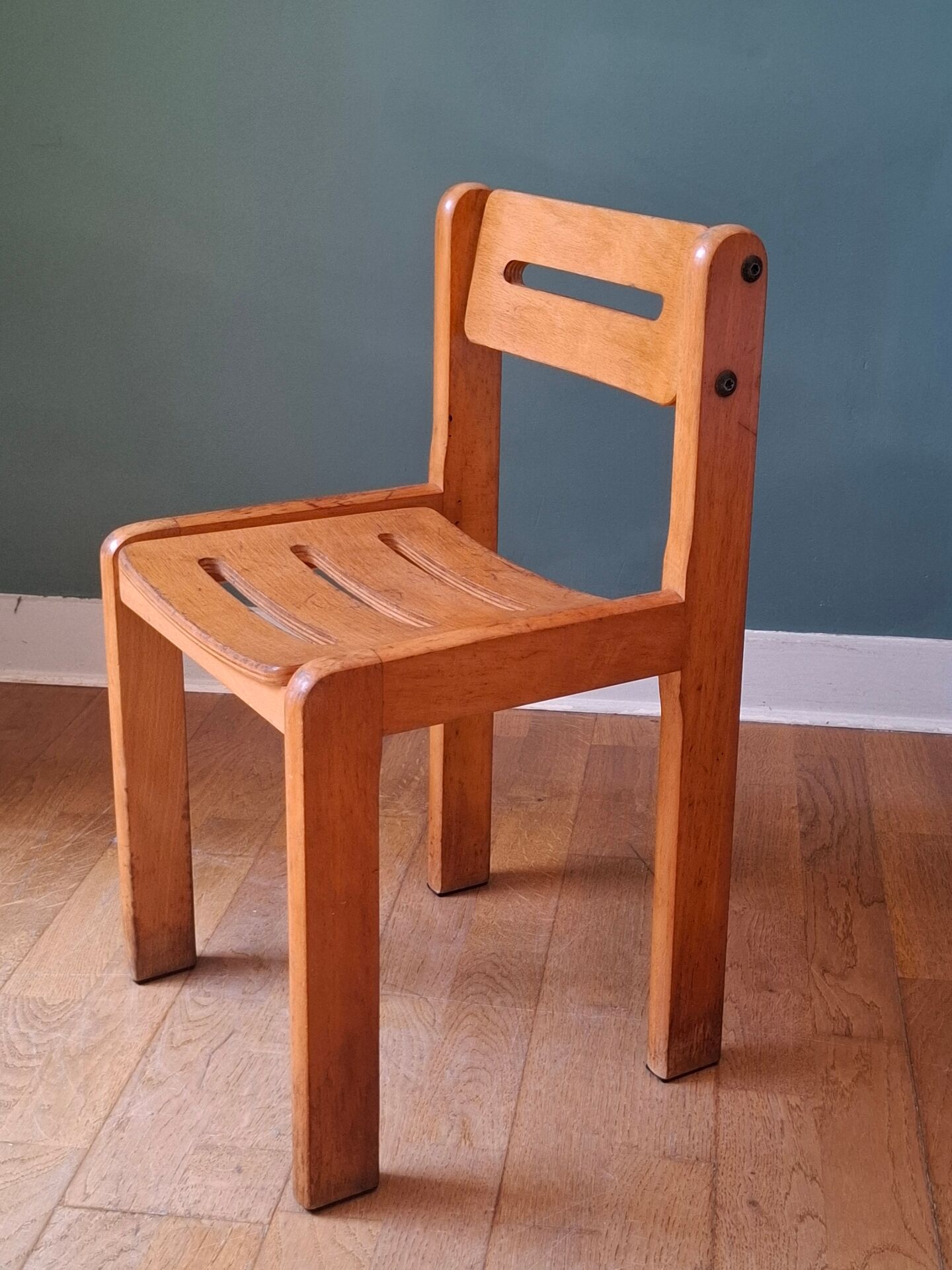 Chaise enfant moderniste